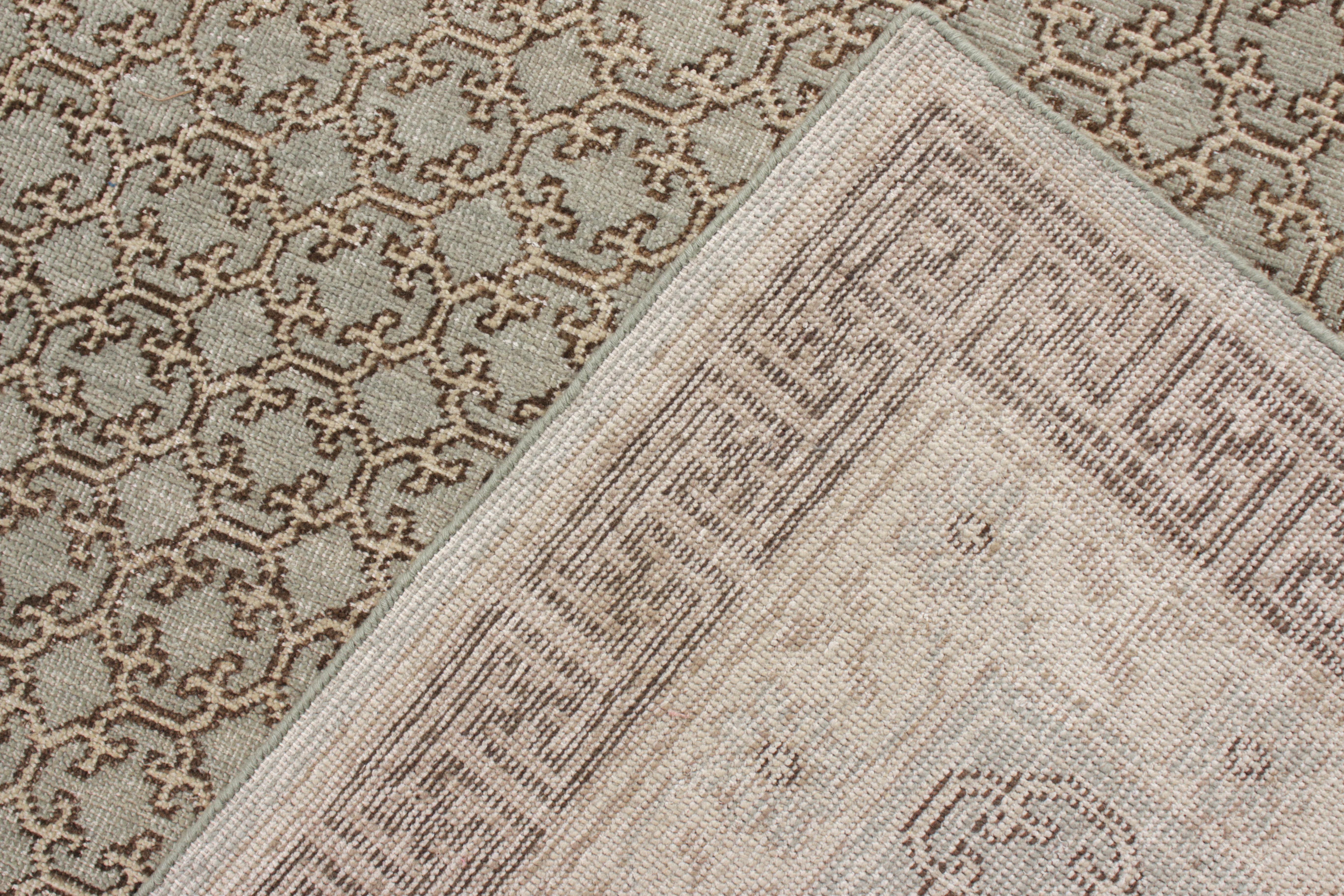 Teppich & Kilims Distressed Style, maßgefertigter Teppich in Braun, Grau mit geometrischem Muster (Handgeknüpft) im Angebot
