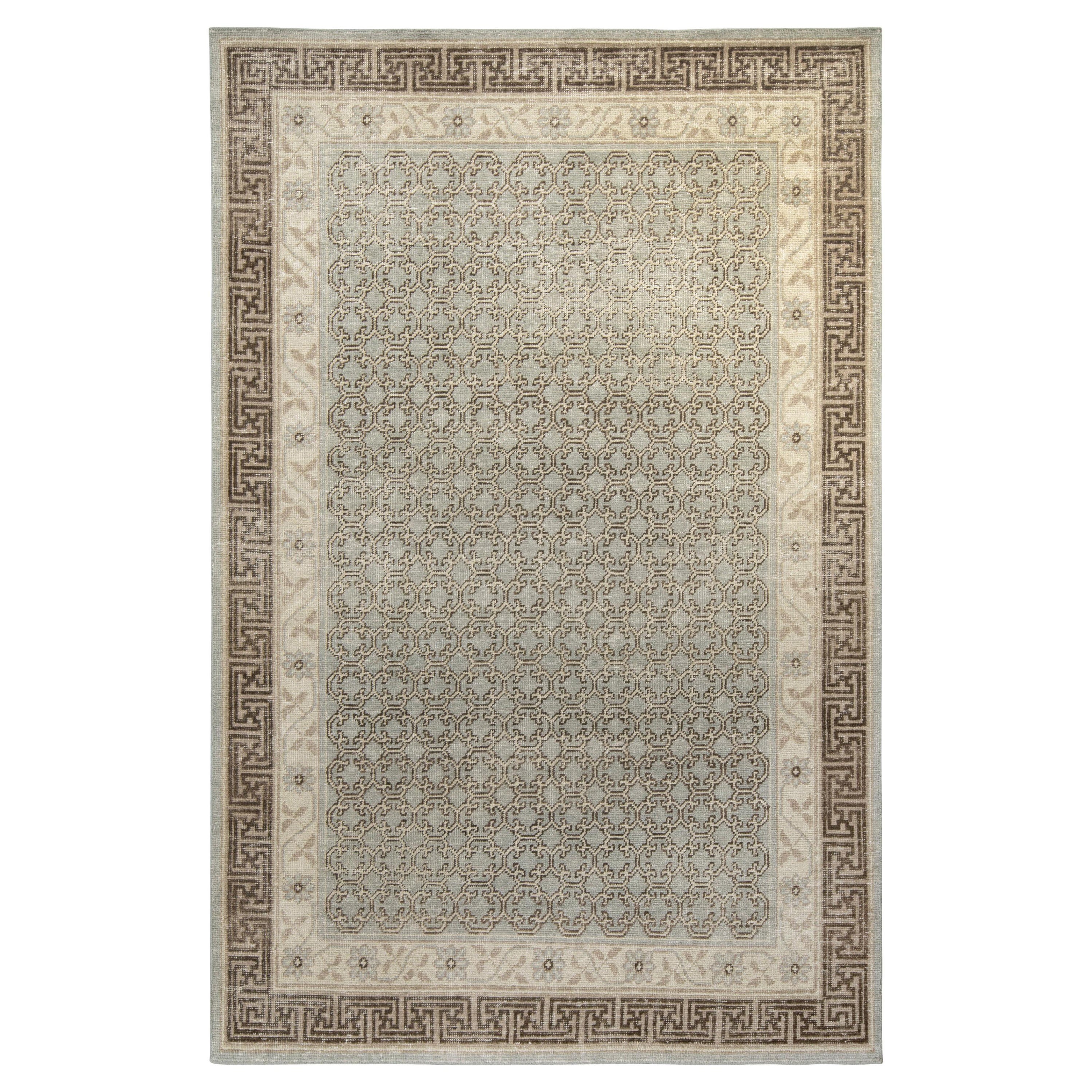 Rug & Kilim è un tappeto personalizzato in stile degradato con motivi geometrici marroni e grigi.