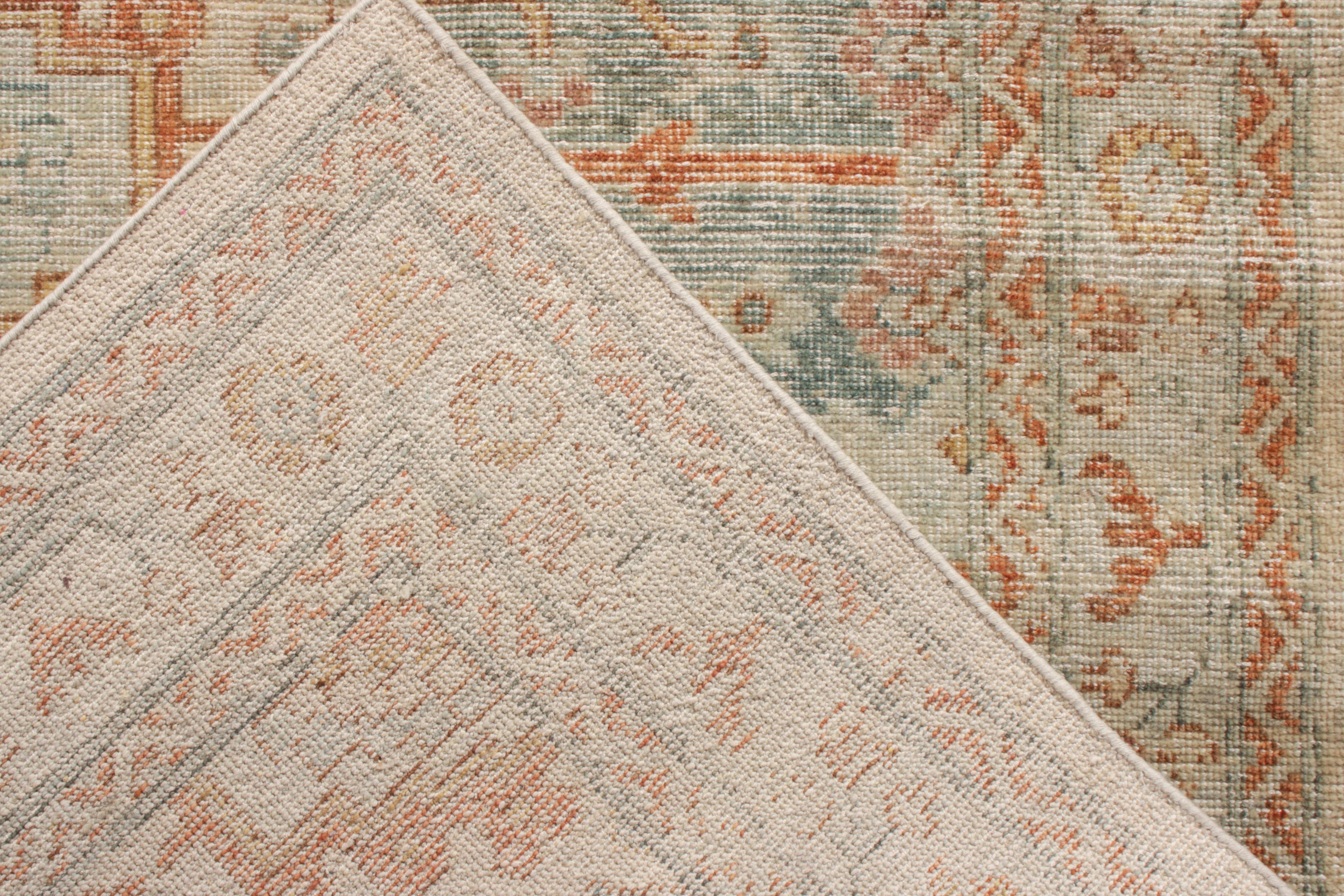 Teppich & Kilims Distressed Style, maßgefertigter Teppich in Orange, Blau mit geometrischem Muster (Handgeknüpft) im Angebot