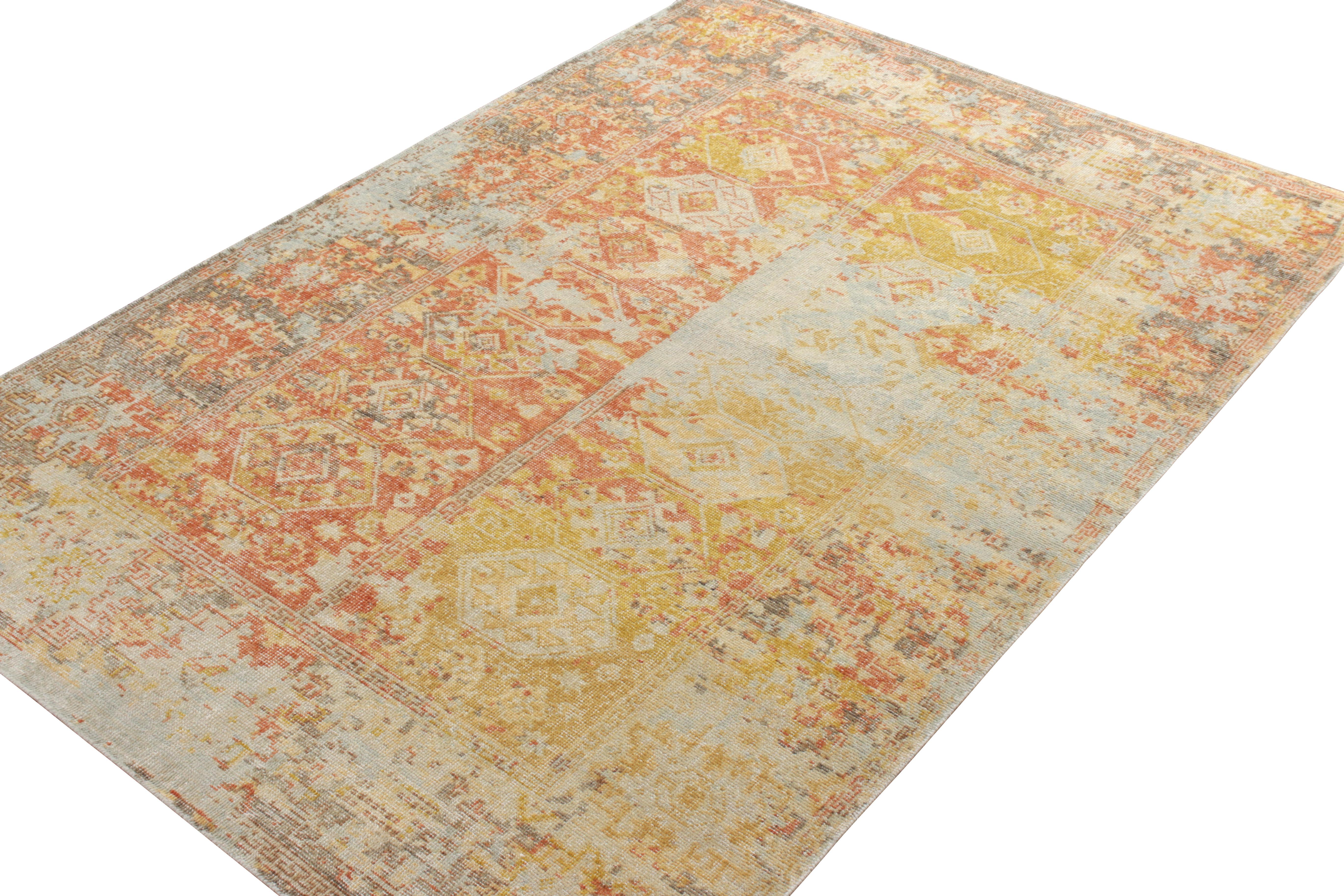 Teppich & Kilims Distressed Style Maßgefertigter Teppich in Orange, Grau, Gelb Geometrisch (Stammeskunst) im Angebot