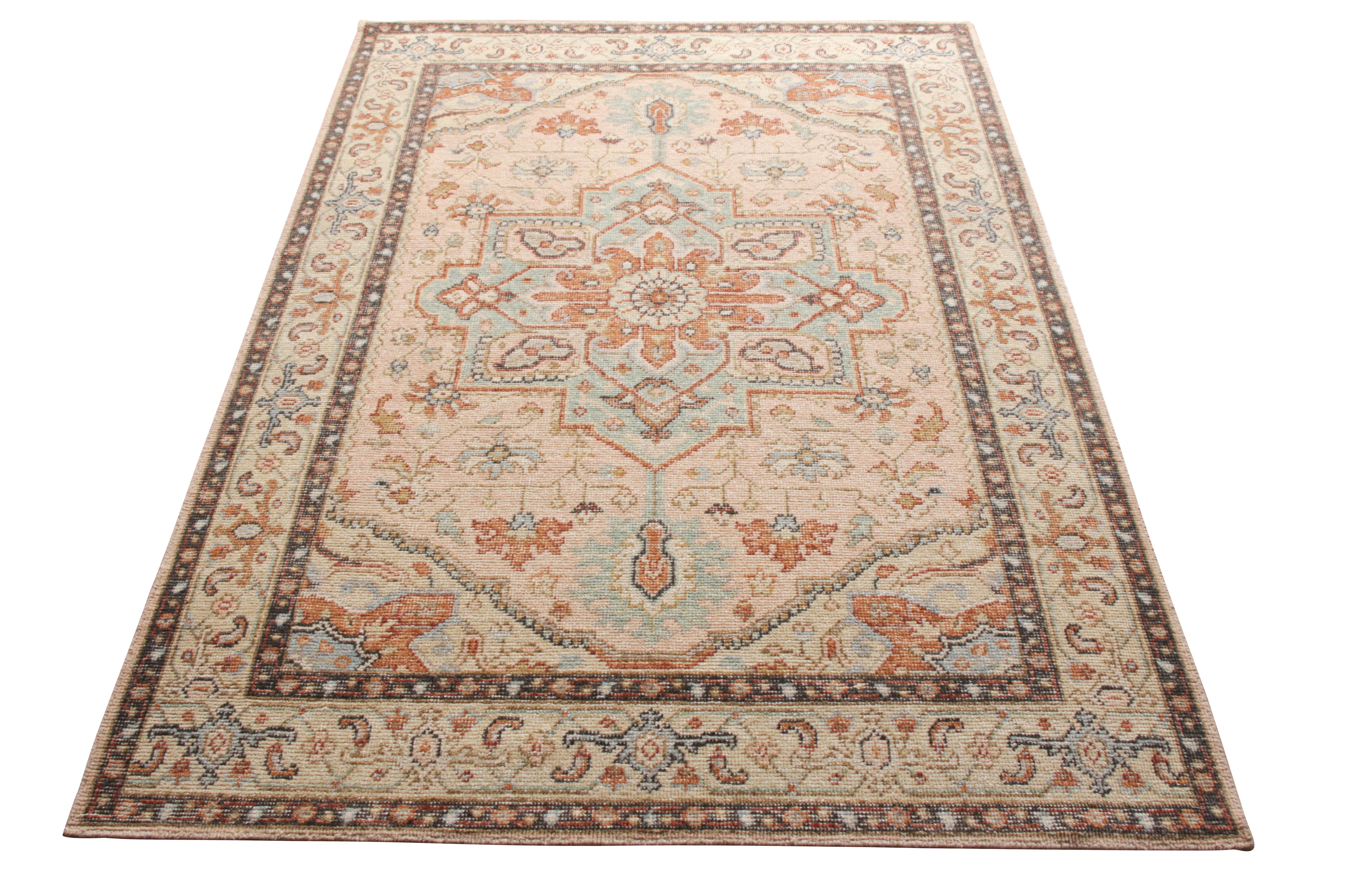 Handgeknüpft aus Wolle, eines der exquisitesten Designs im Distressed-Stil aus der Homage-Kollektion von Rug & Kilim. Der geschmackvolle Shabby-Chic-Teppich zeichnet sich durch ein üppiges geometrisches Muster aus, das sich elegant in