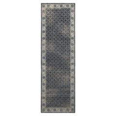 Rug & Kilim è un runner personalizzato in stile distressed con motivo geometrico blu e grigio
