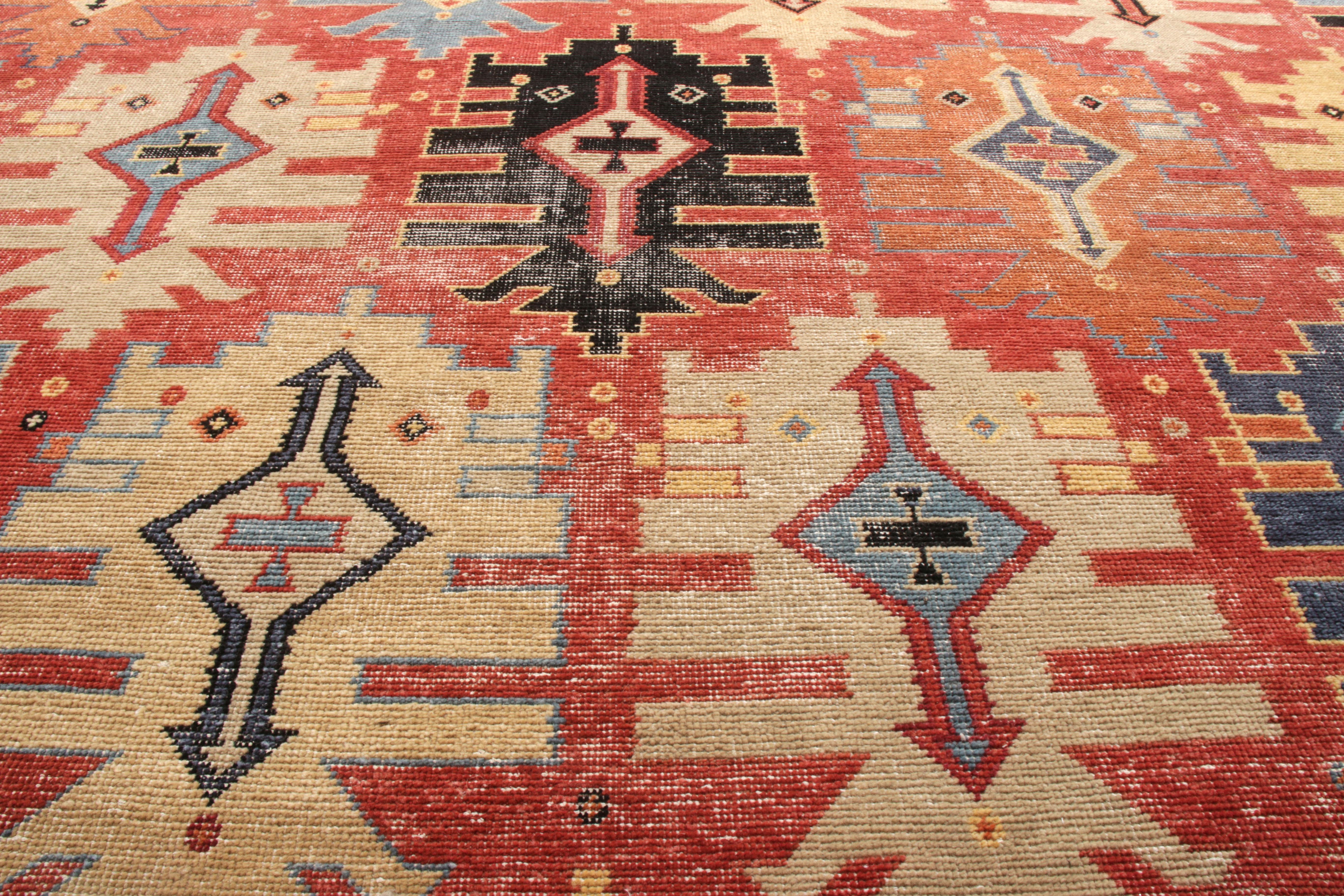Teppich & Kilims Custom Tribal Teppich im Used-Stil mit rotem, blauem geometrischem Muster (Indisch) im Angebot