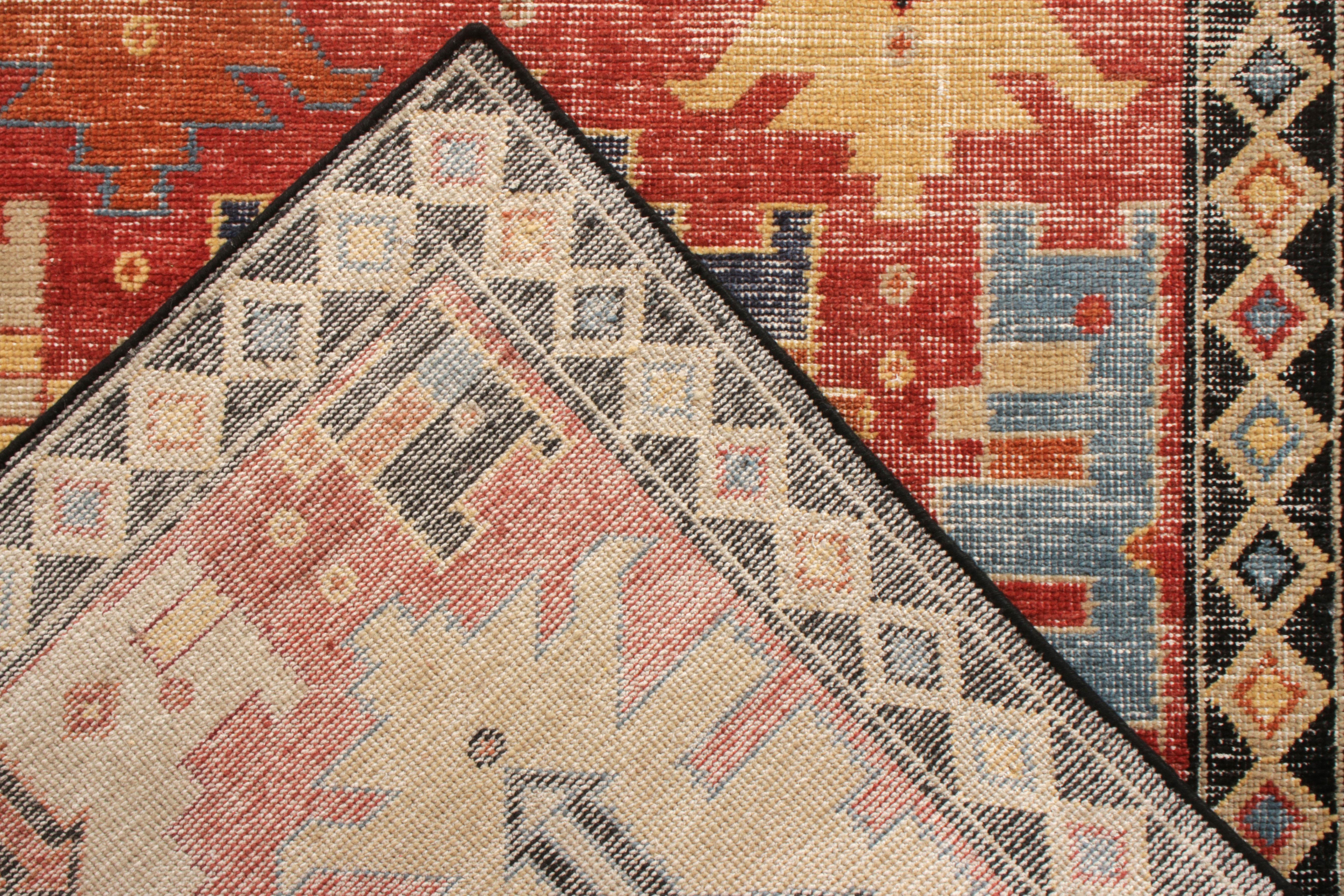 Teppich & Kilims Custom Tribal Teppich im Used-Stil mit rotem, blauem geometrischem Muster (Handgeknüpft) im Angebot