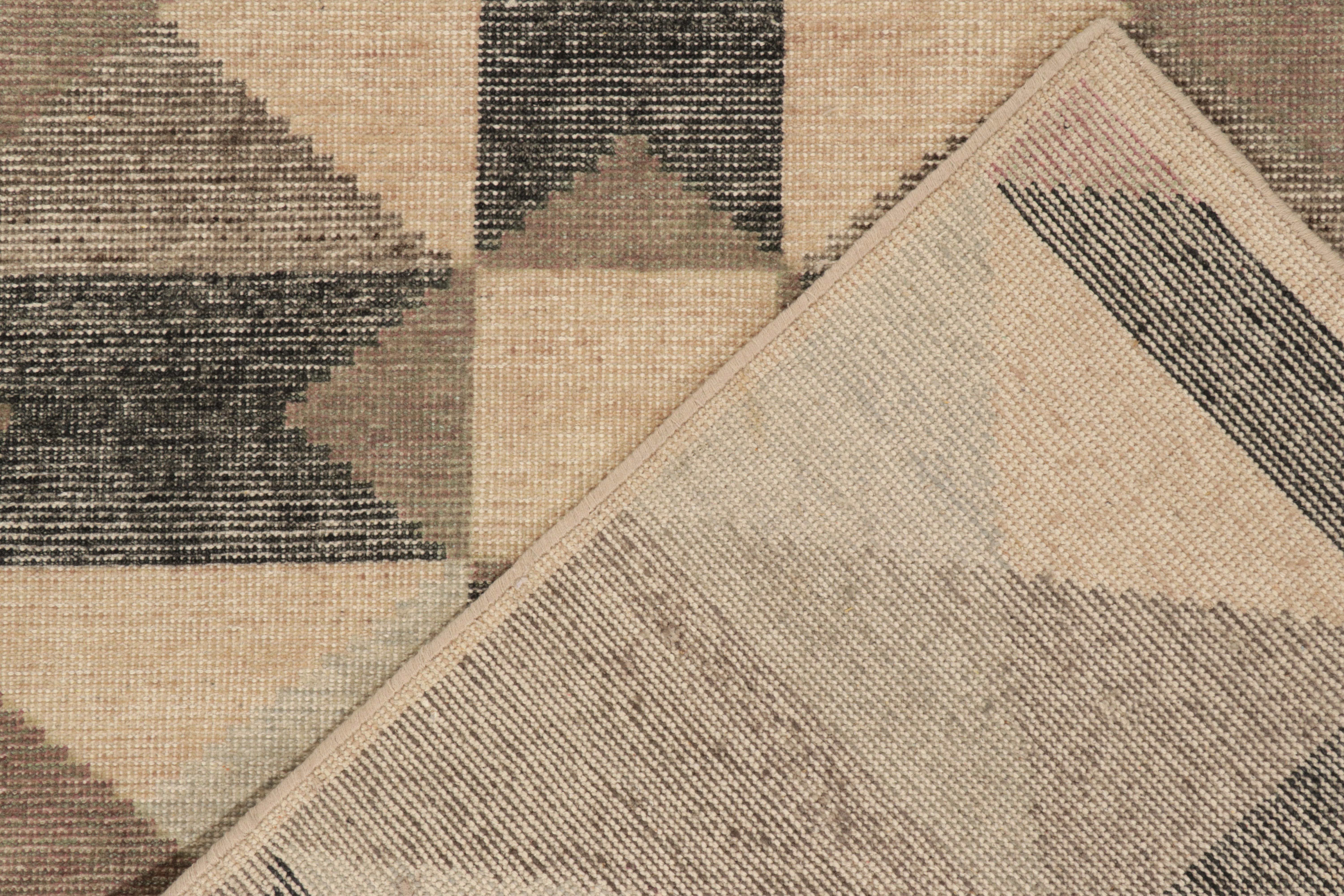 Rug & Kilim - Tappeto Deco in stile Distressed in beige-marrone, motivo geometrico nero In condizioni Nuovo in vendita a Long Island City, NY