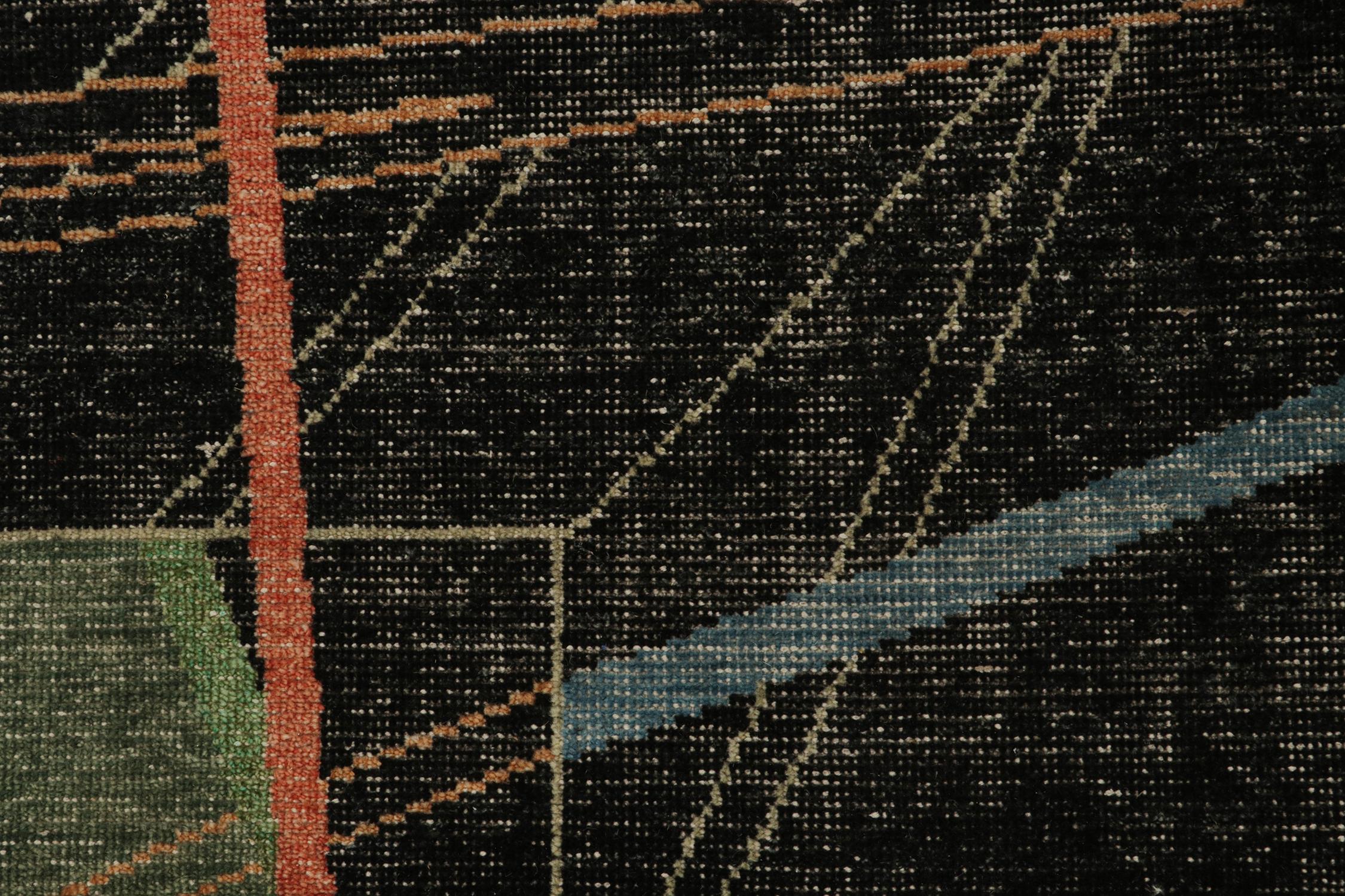 Rug & Kilim's Distressed Style Deco Rug in Schwarz mit buntem geometrischem Muster im Zustand „Neu“ im Angebot in Long Island City, NY