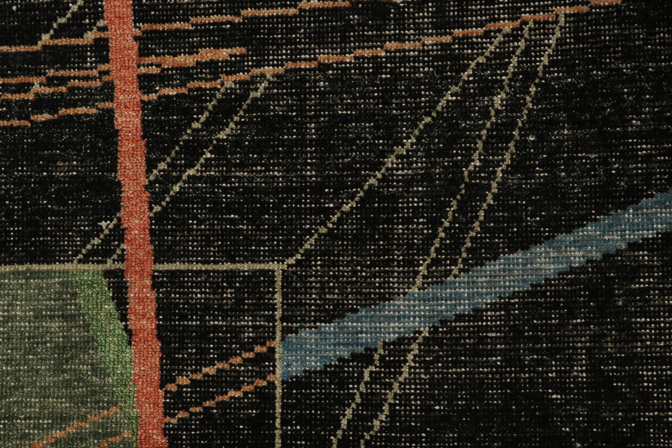 Rug & Kilim's Distressed Style Deco Rug in Black with Colorful Geometric Pattern (Tapis déco de style vieilli avec motif géométrique coloré) Neuf - En vente à Long Island City, NY