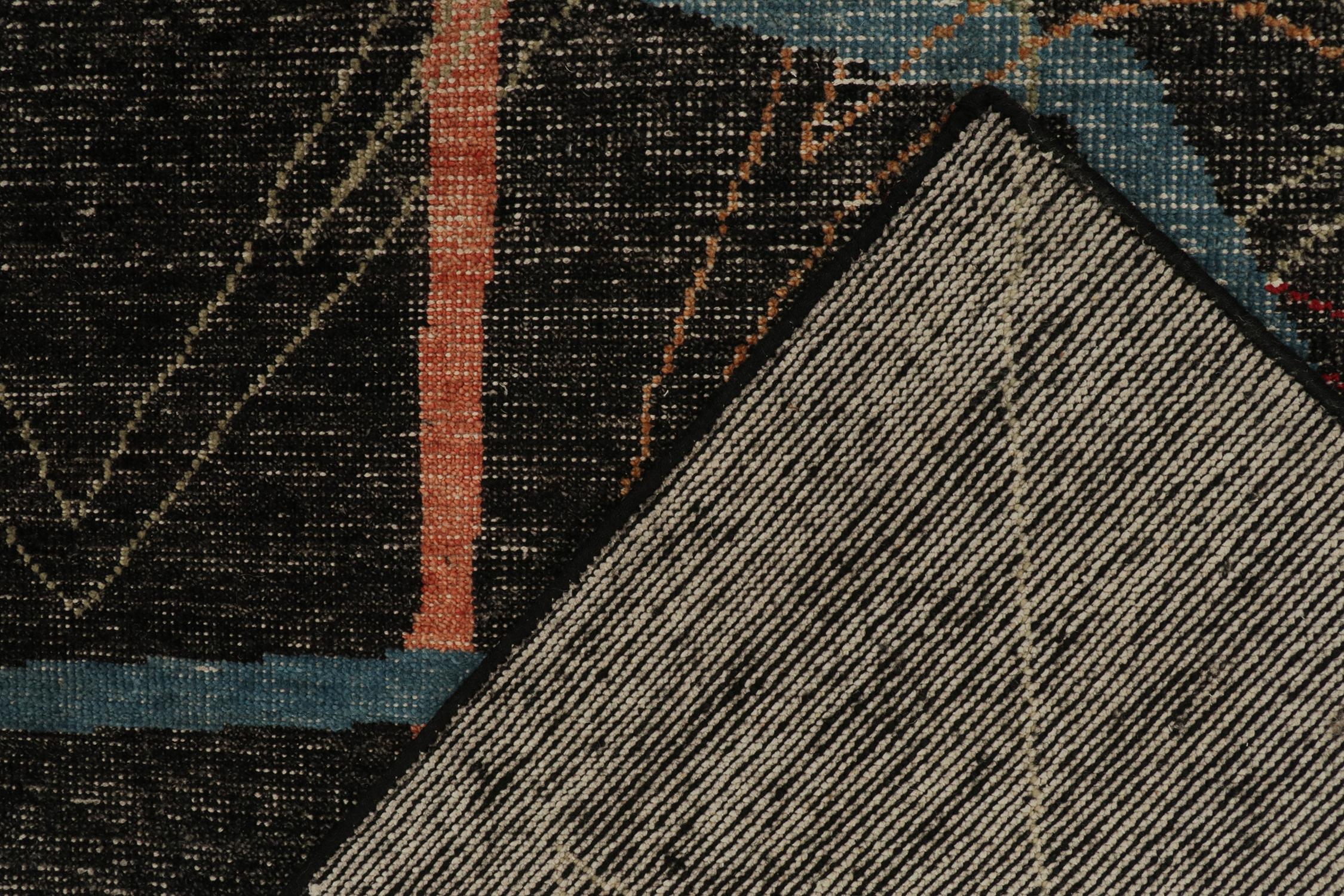 XXIe siècle et contemporain Rug & Kilim's Distressed Style Deco Rug in Black with Colorful Geometric Pattern (Tapis déco de style vieilli avec motif géométrique coloré) en vente