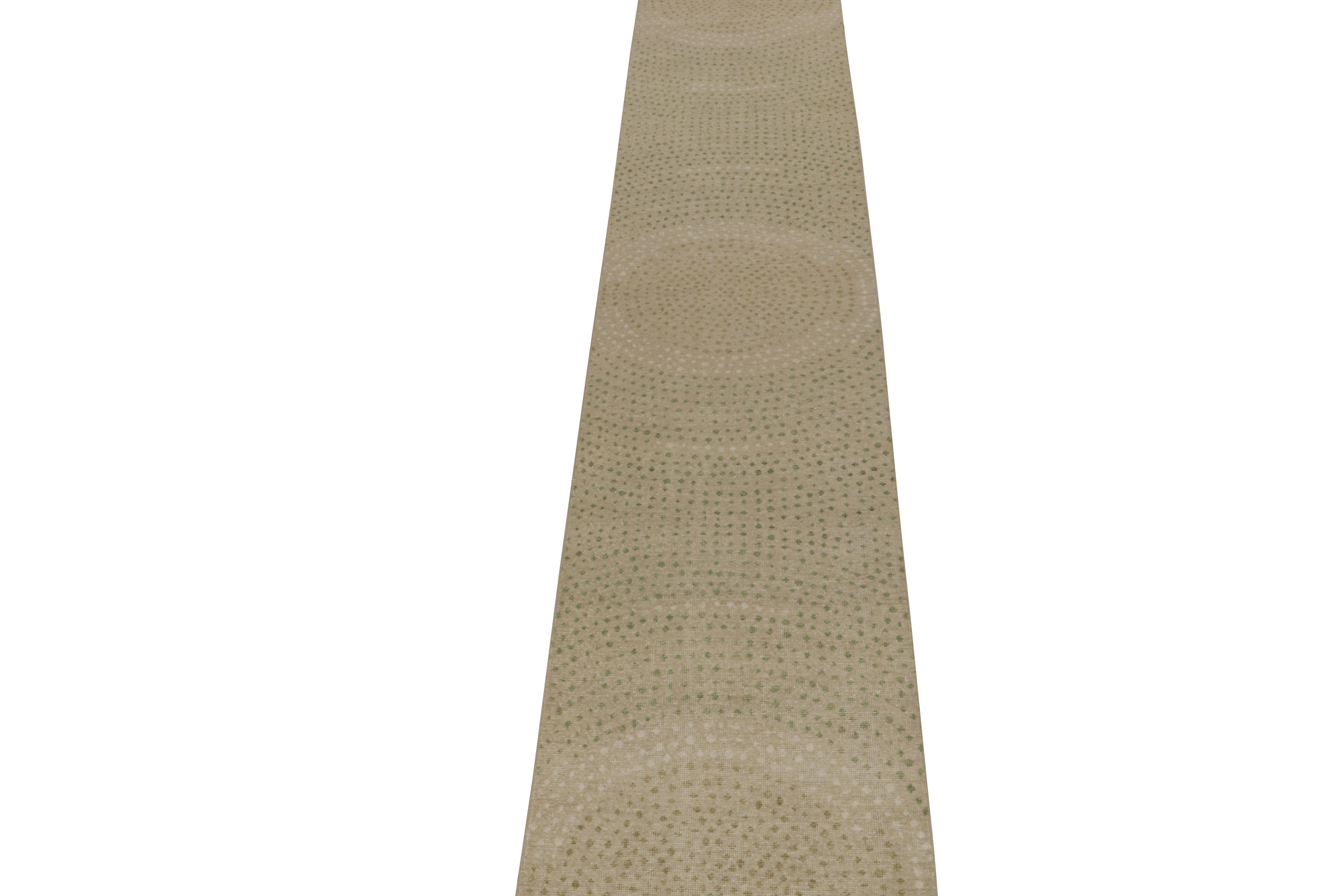 Dieser abstrakte Läufer 3x22 repräsentiert eine neue Linie in der Rug & Kilim'S Homage Collection'S mit dem Design 