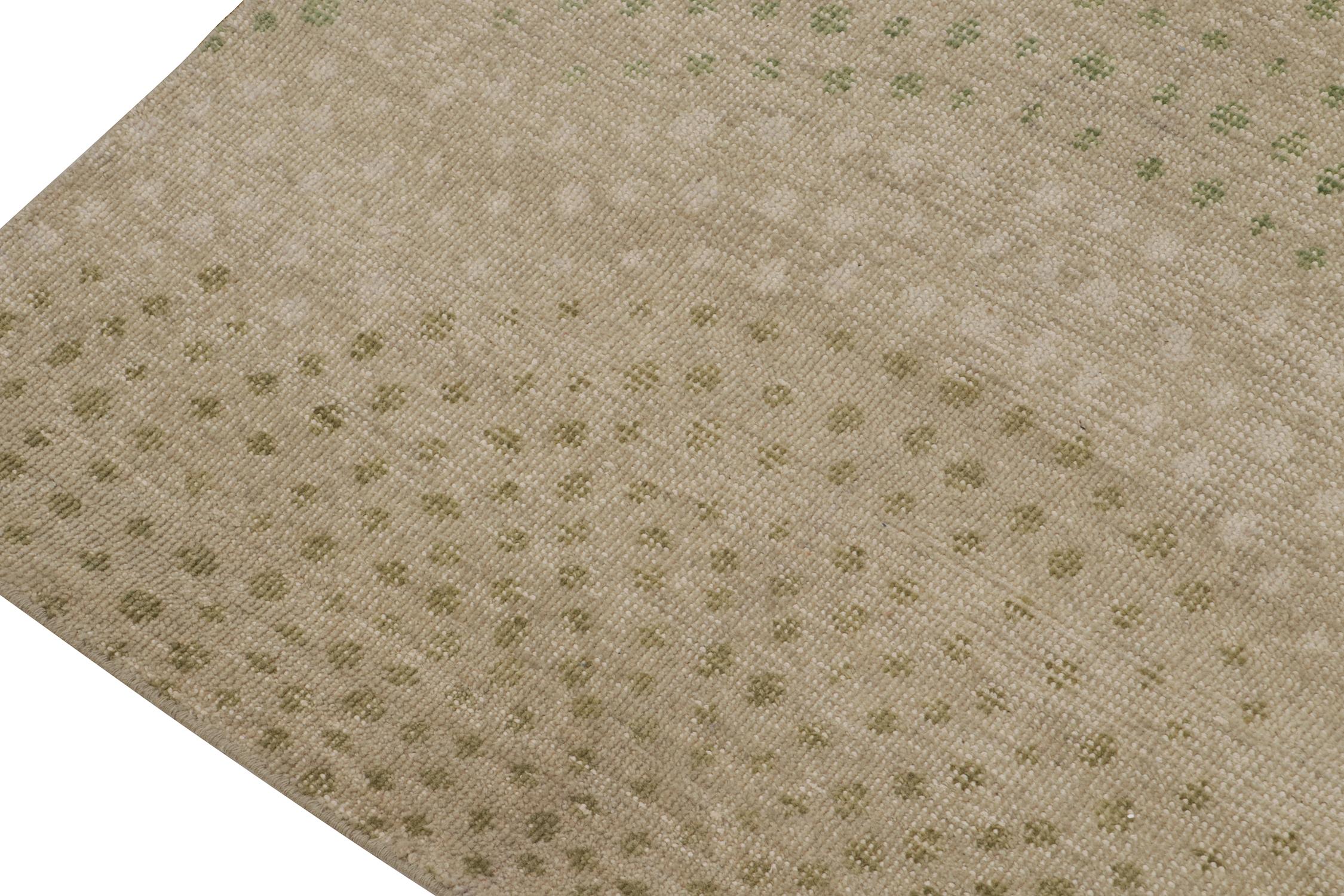 Rug & Kilim's Distressed Style Extra-Langer Läufer in Beige mit grünem Dot-Muster (Handgeknüpft) im Angebot