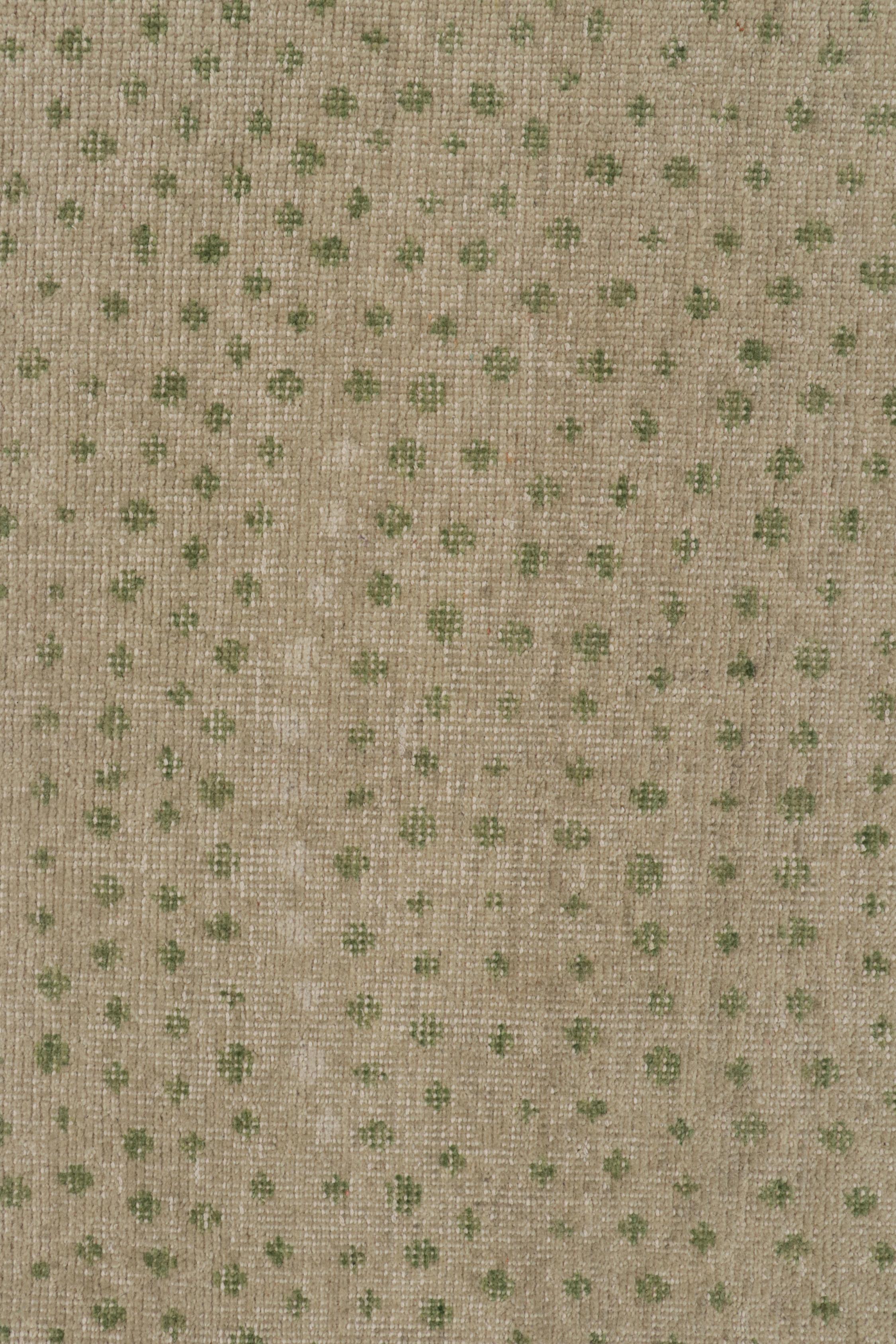 Rug & Kilim's Distressed Style Extra-Langer Läufer in Beige mit grünem Dot-Muster im Zustand „Neu“ im Angebot in Long Island City, NY