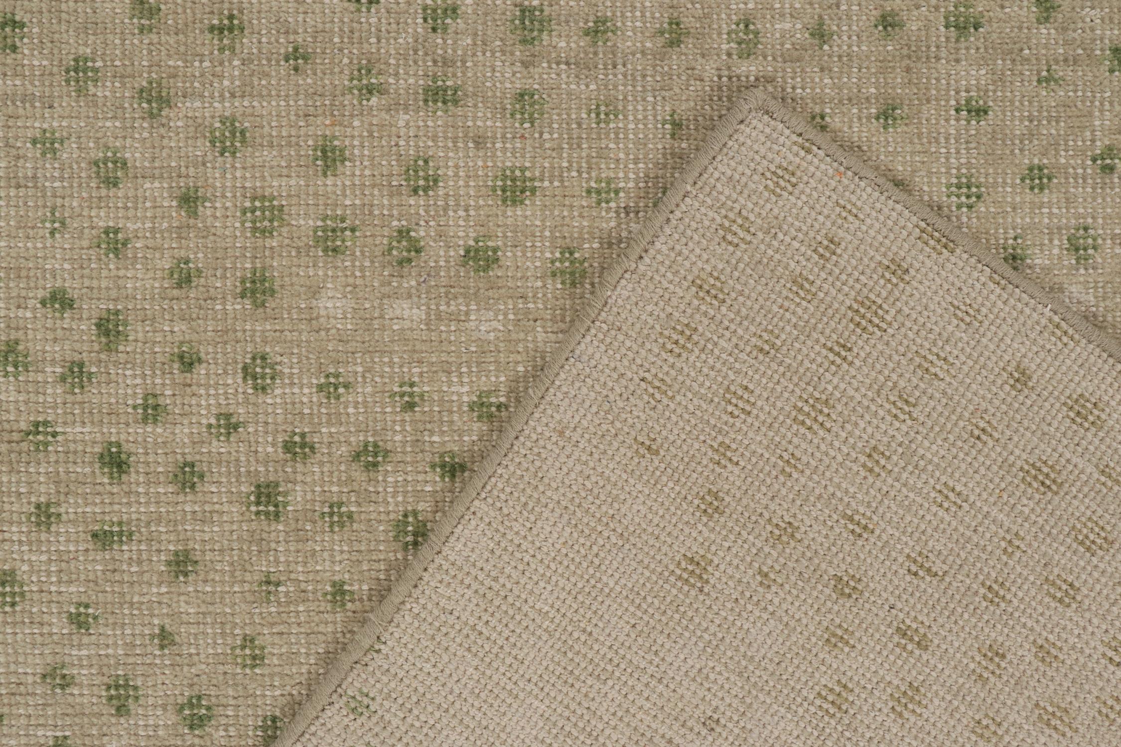 Rug & Kilim's Distressed Style Extra-Langer Läufer in Beige mit grünem Dot-Muster (21. Jahrhundert und zeitgenössisch) im Angebot