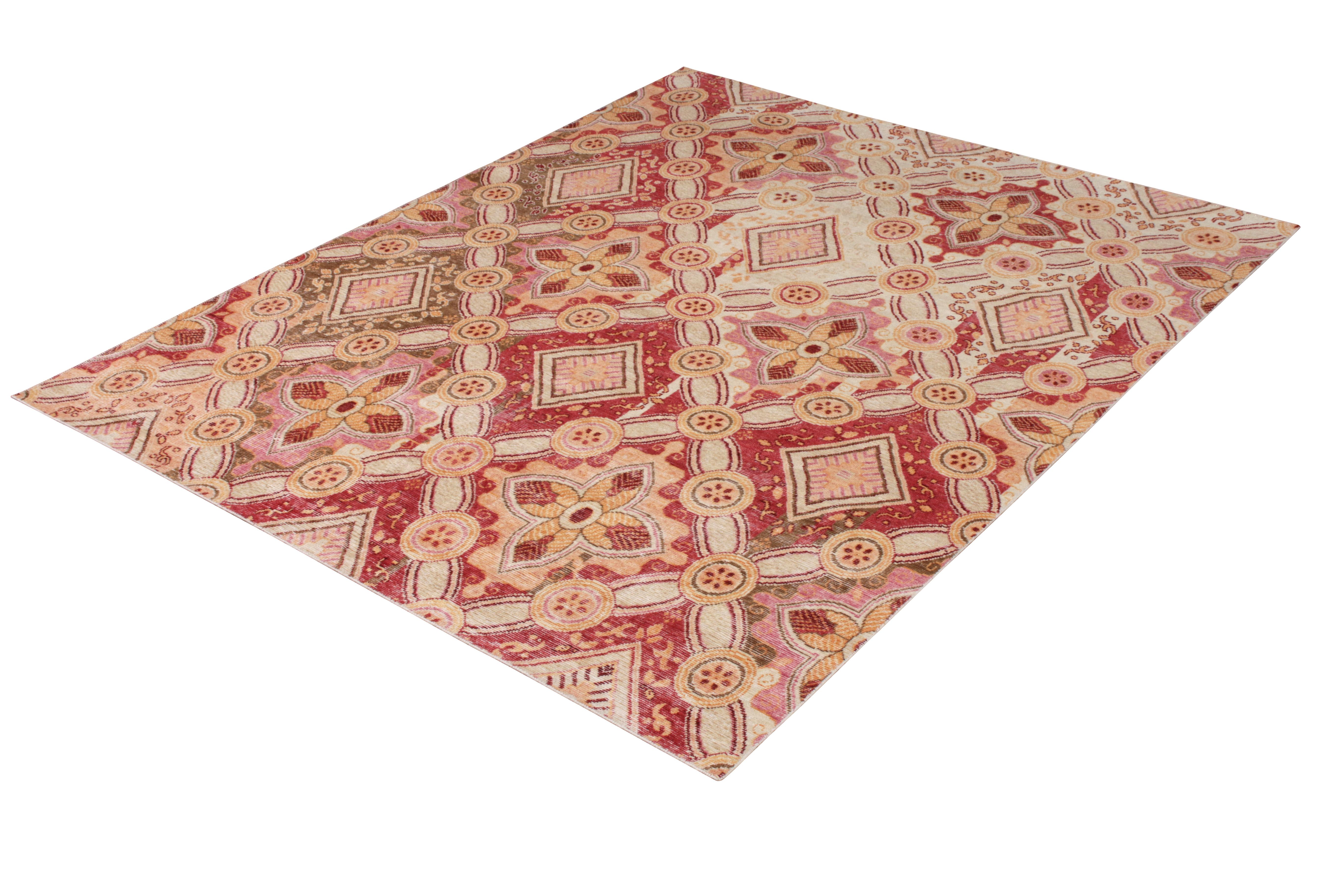 Art Déco Rug & Kilim - Tappeto floreale in stile Distressed con motivo floreale rosso e rosa. in vendita