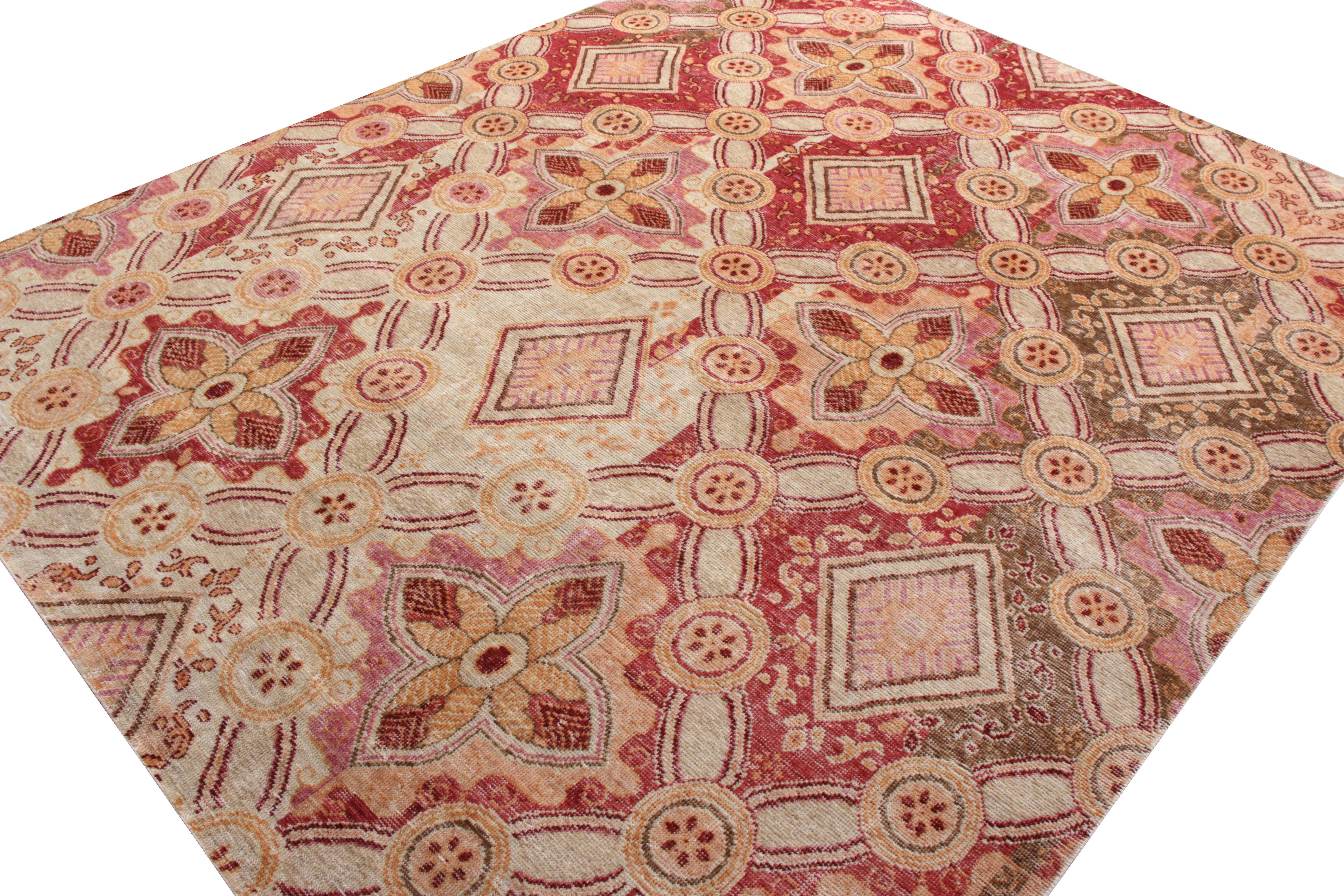 Annodato a mano Rug & Kilim - Tappeto floreale in stile Distressed con motivo floreale rosso e rosa. in vendita