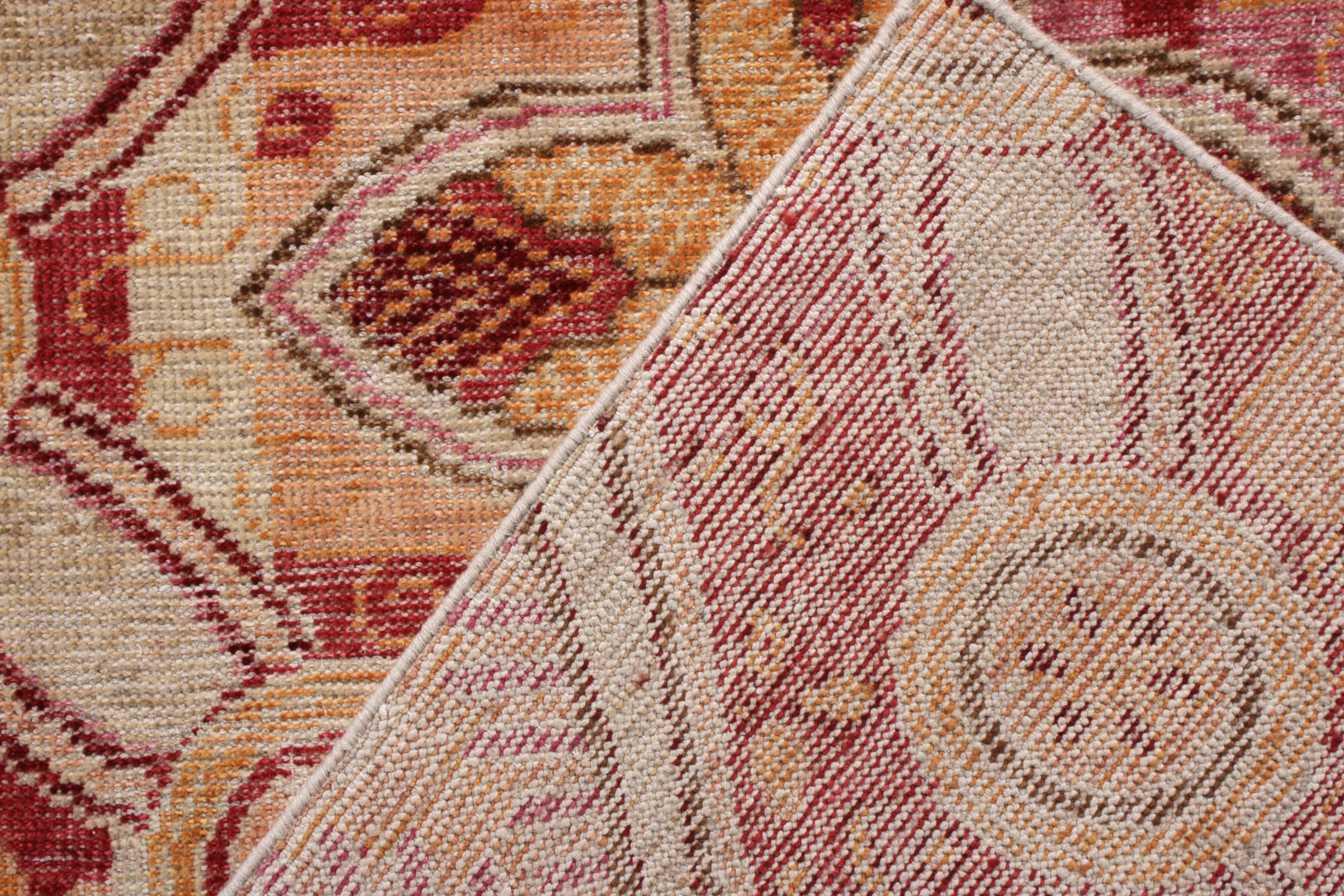 Rug & Kilim - Tappeto floreale in stile Distressed con motivo floreale rosso e rosa. In condizioni Nuovo in vendita a Long Island City, NY
