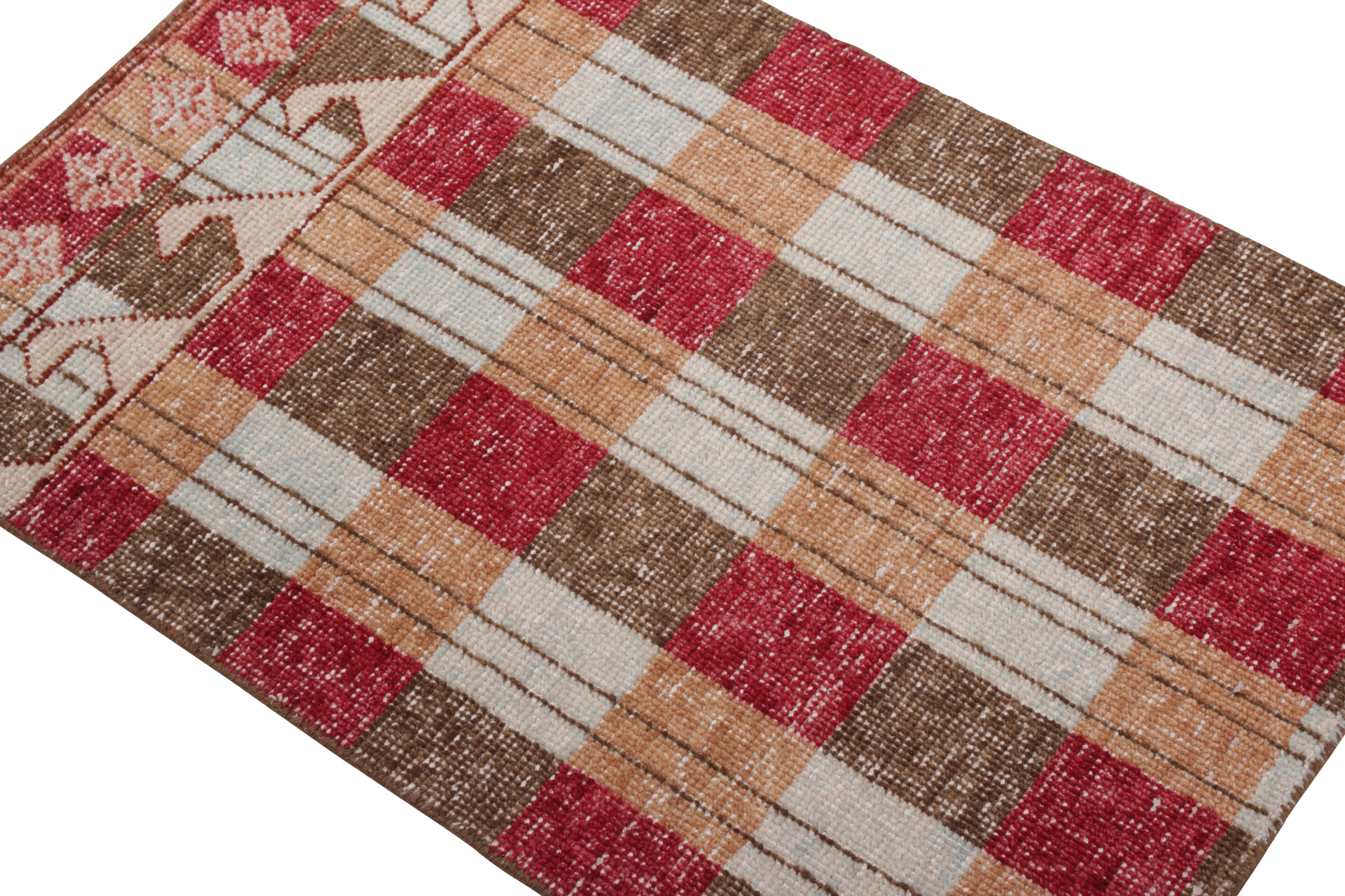 Teppich &amp; Kilims Distressed Style Gift-Size Teppich in Beige-Braun, Rot und Blau (Moderne) im Angebot
