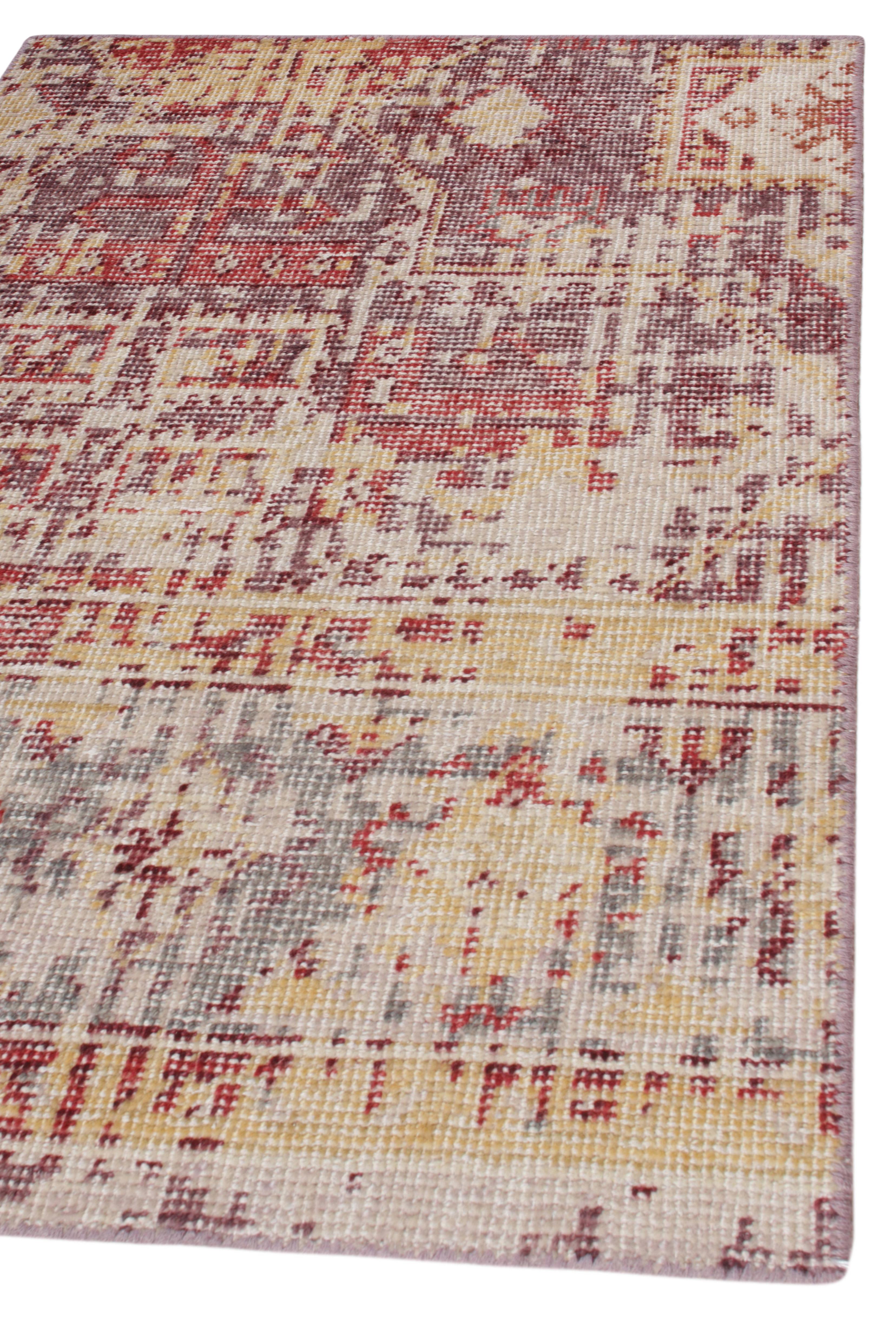Questo tappeto 2x3 fa parte delle selezioni regalo della collezione Homage di Rug & Kilim, con un'audace rivisitazione dello stile degradato. Questo design riprende gli stili classici dei tappeti con astrazioni giocose di geometrie tribali in viola,