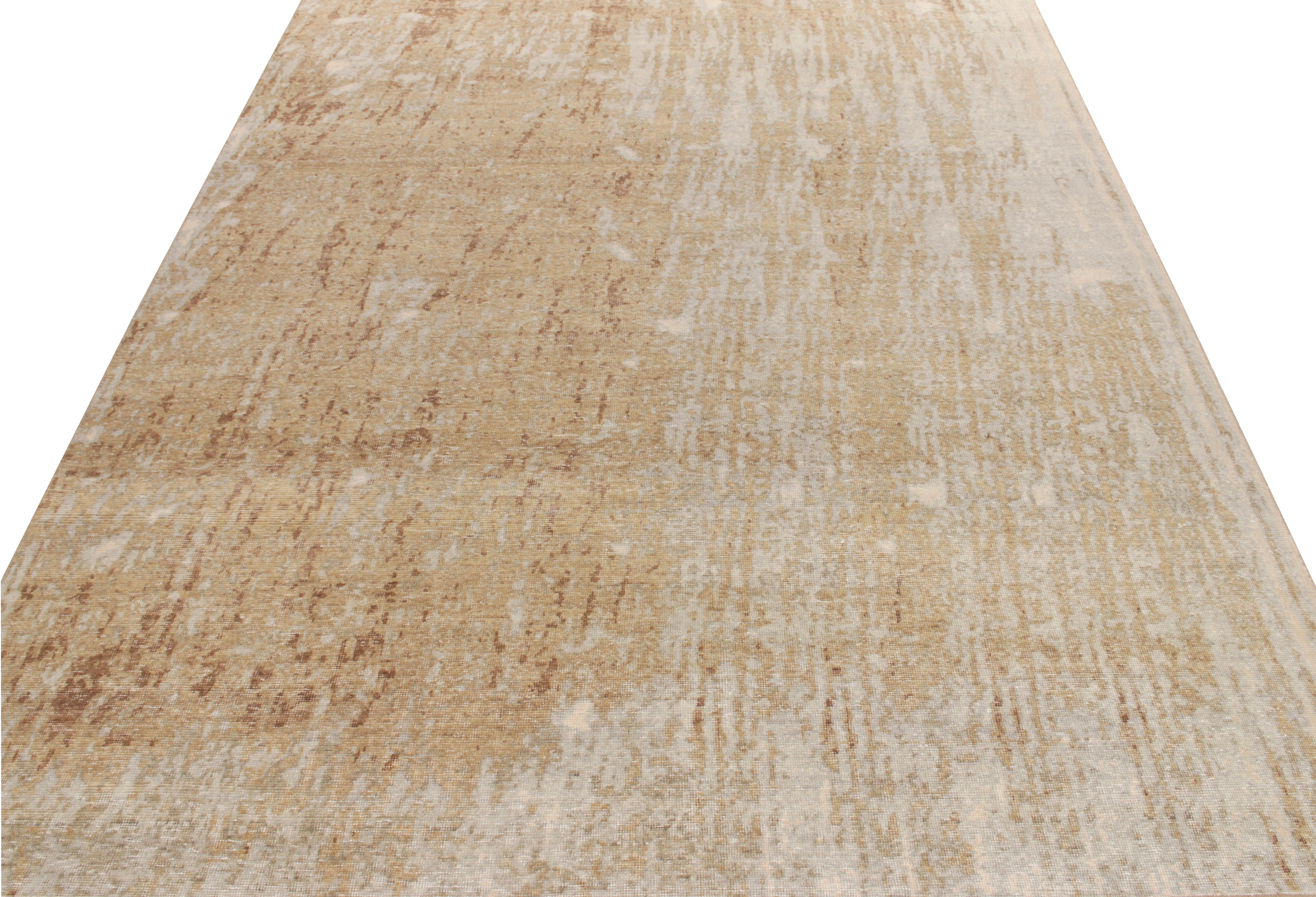 De la colección Homage de Rug & Kilim, una pieza de 9x12 de estilo envejecido con reconfortantes pinceladas de color marrón beige, blanco y azul para un motivo abstracto que complementa con gracia el aire shabby chic de un gráfico moderno de tanta