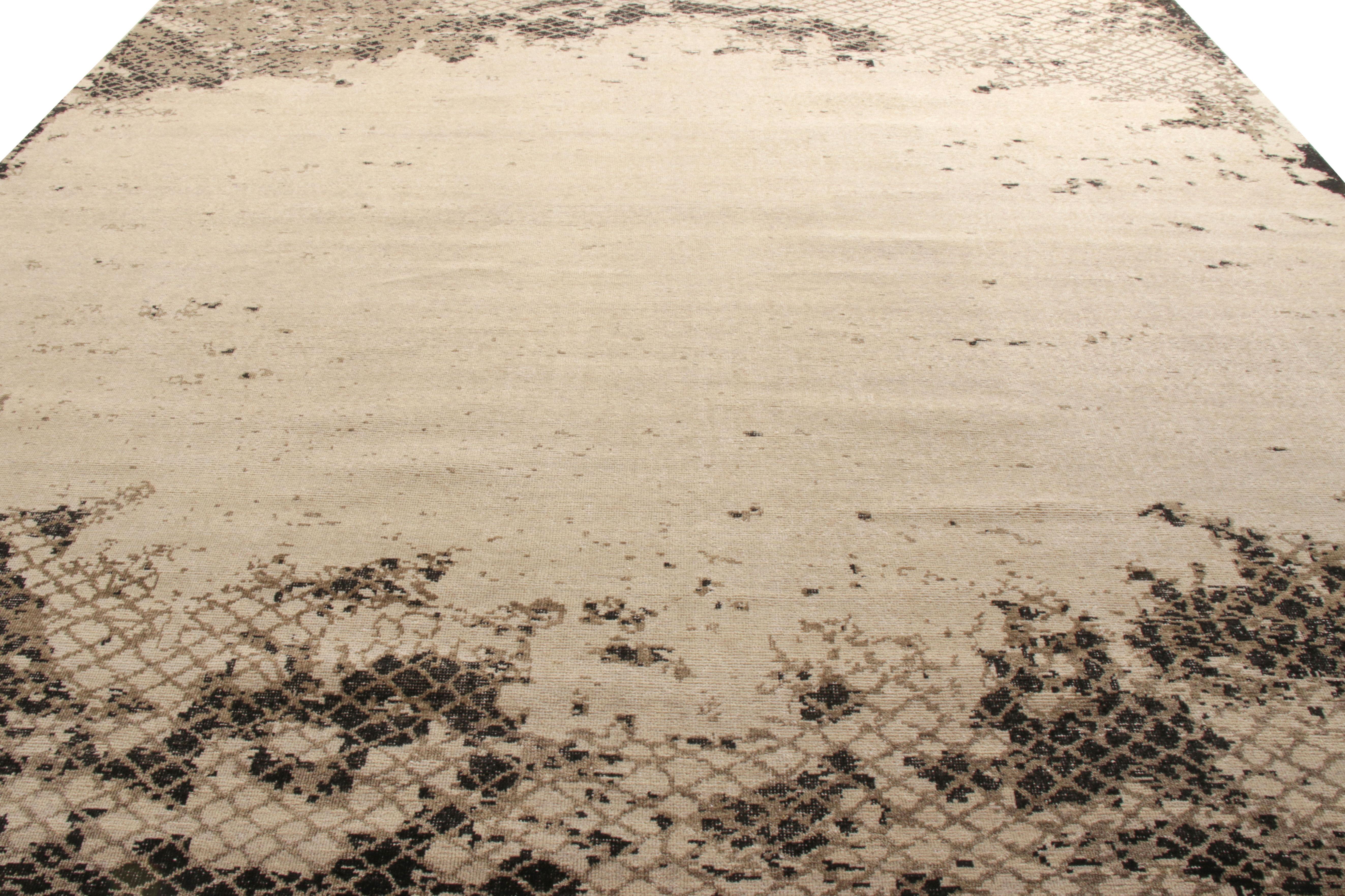Handgeknüpft aus Wolle, ein reflektierendes 12 x 12 Stück, das in die Homage Collection'S von Rug & Kilim eintritt. Die Vision wird mit einer durchdachten Manifestation von Beige-Braun mit Weiß- und Schwarztönen zum Leben erweckt, wobei ein