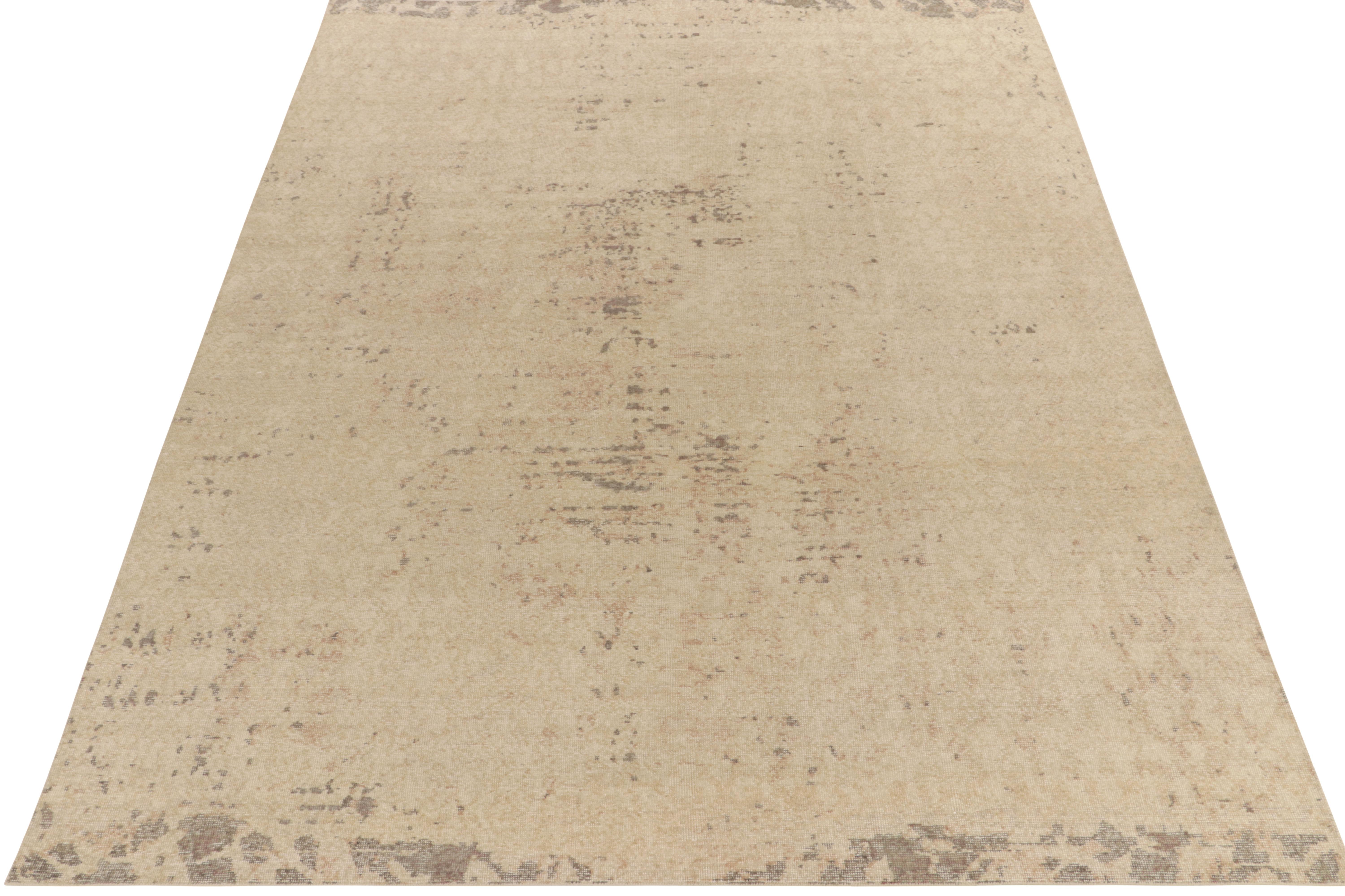 Issu de la collection Homage de Rug & Kilim, ce tapis abstrait 9x12 de style vieilli présente un jeu positif-négatif de beiges et de bruns luxuriants qui donne une allure séduisante à cette célèbre ligne. La facilité d'entretien et le confort de