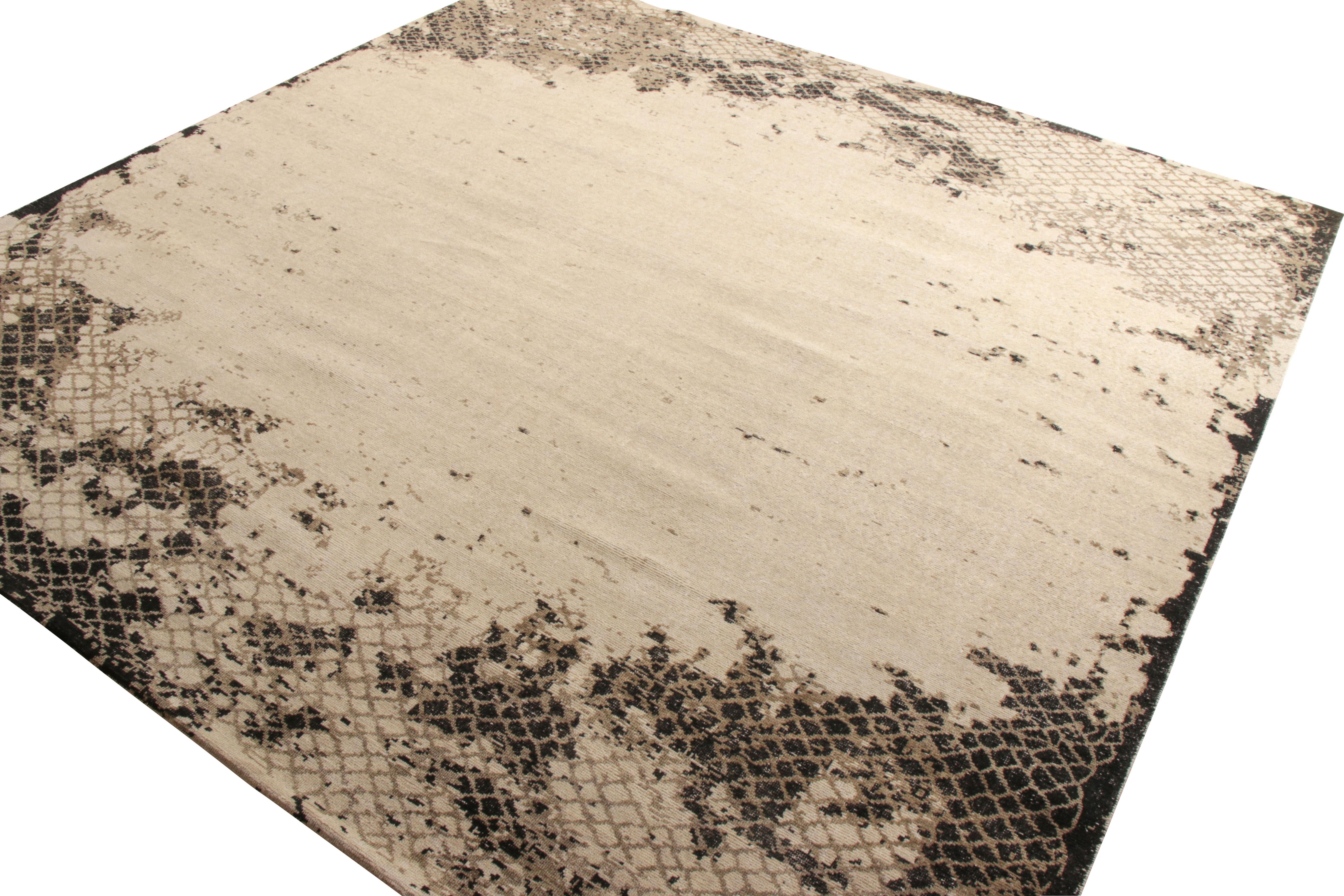 Rug & Kilim's Modern Rug im Distressed-Stil in Beige-Braun mit abstraktem Muster (Moderne) im Angebot