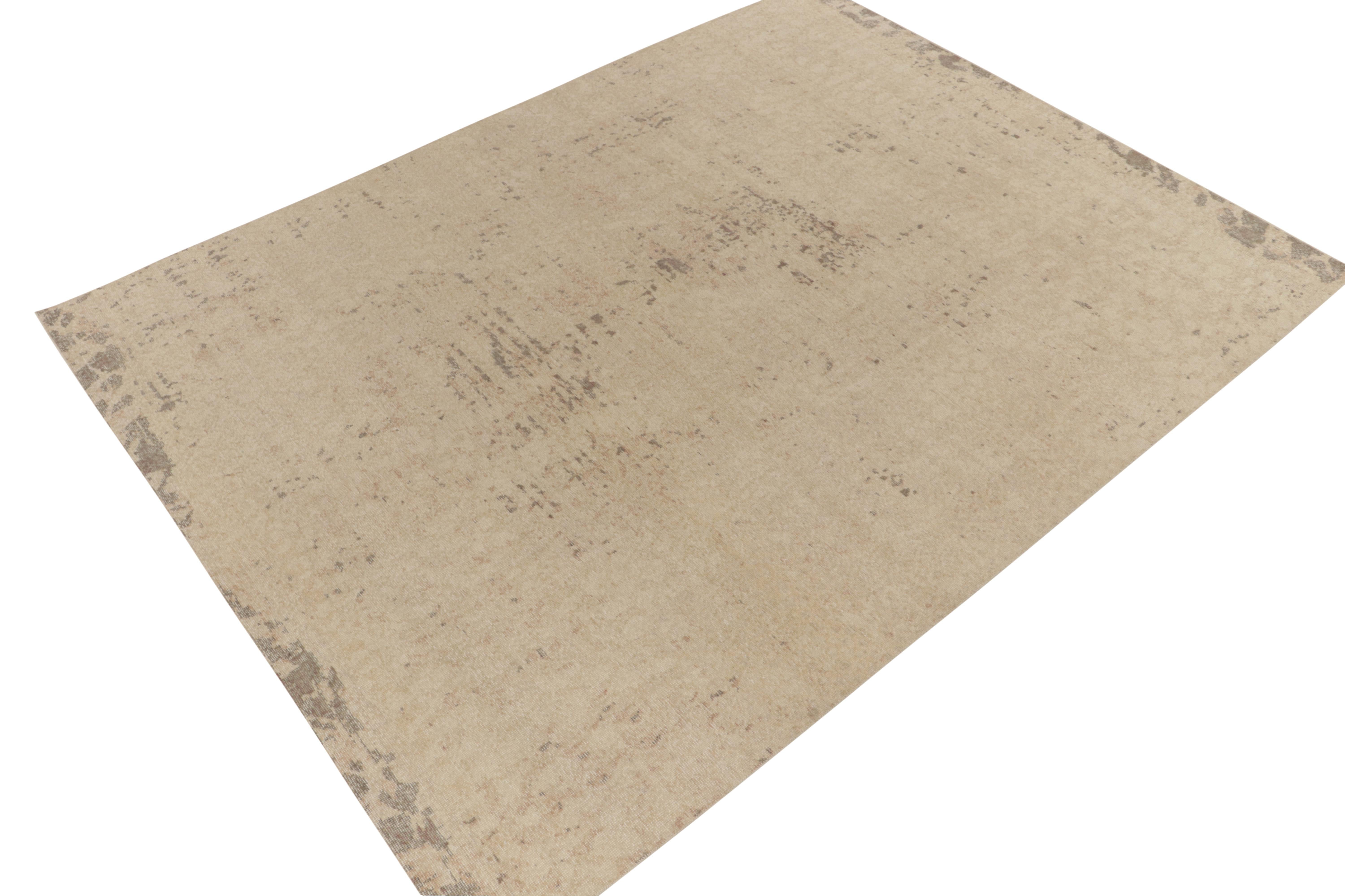 Moderne Rug & Kilim's Distressed Style Modern Rug in Beige, Brown Abstract Pattern (tapis moderne de style vieilli en beige, motif abstrait en marron) en vente