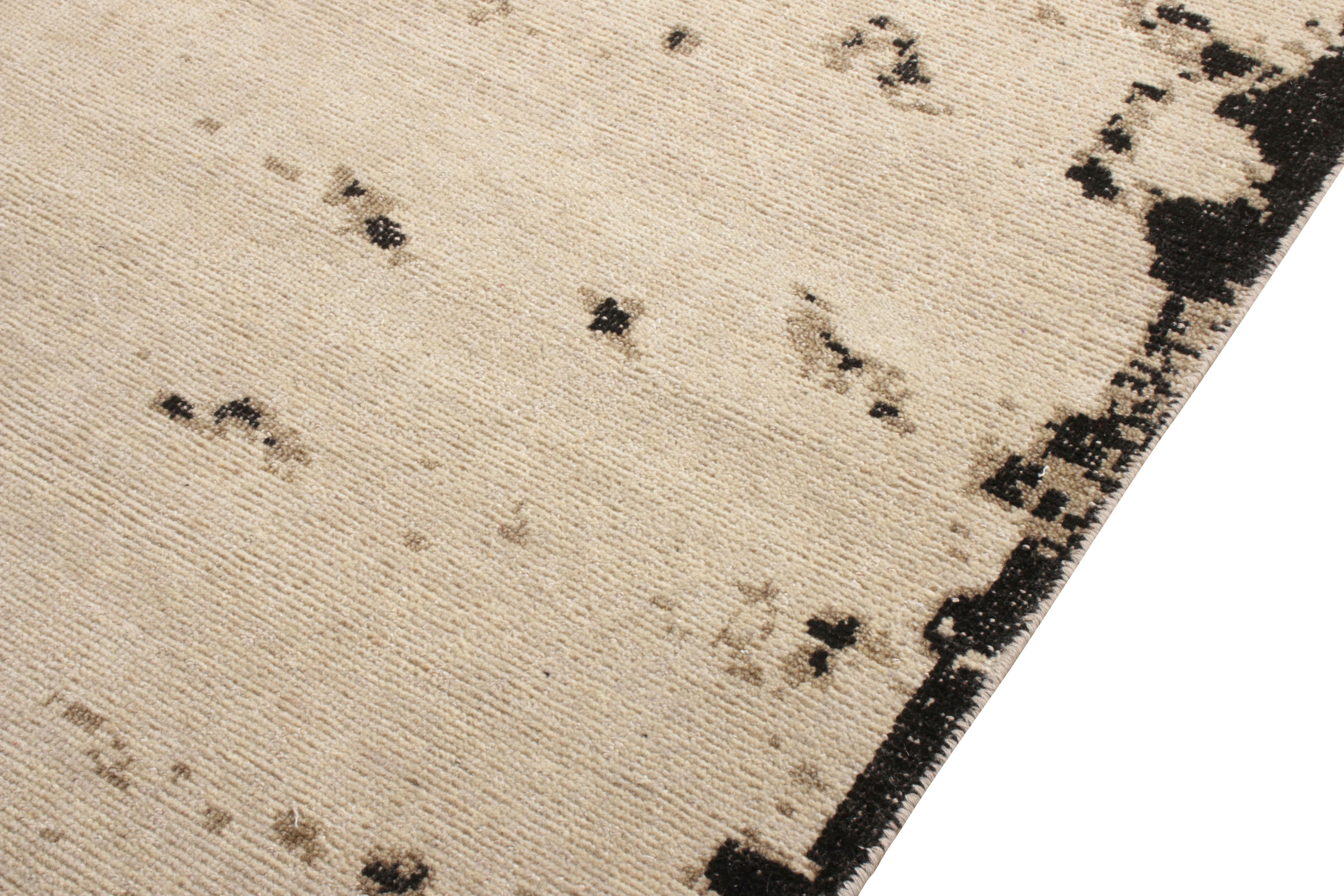 Rug & Kilim's Modern Rug im Distressed-Stil in Beige-Braun mit abstraktem Muster (Indisch) im Angebot