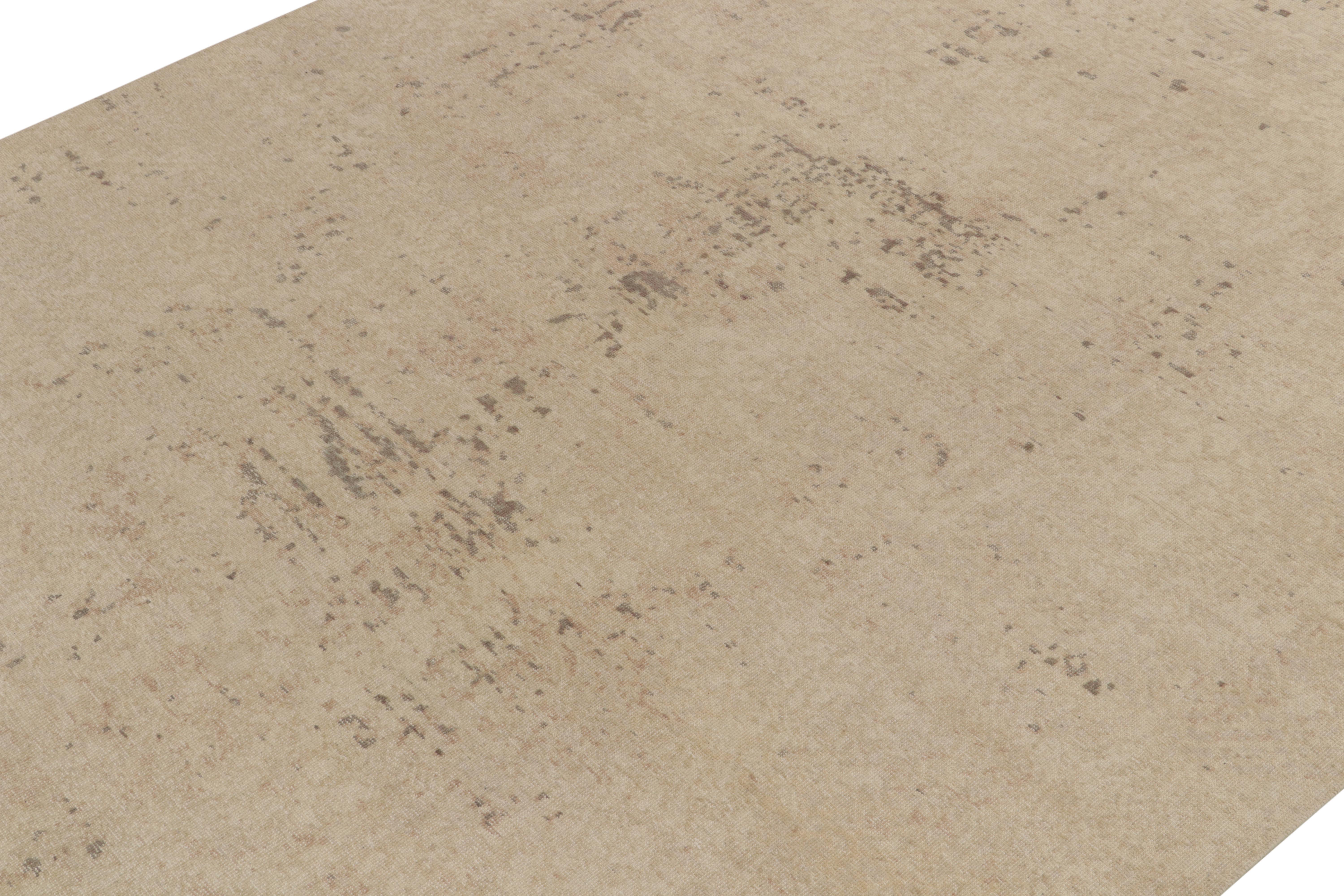 Indien Rug & Kilim's Distressed Style Modern Rug in Beige, Brown Abstract Pattern (tapis moderne de style vieilli en beige, motif abstrait en marron) en vente