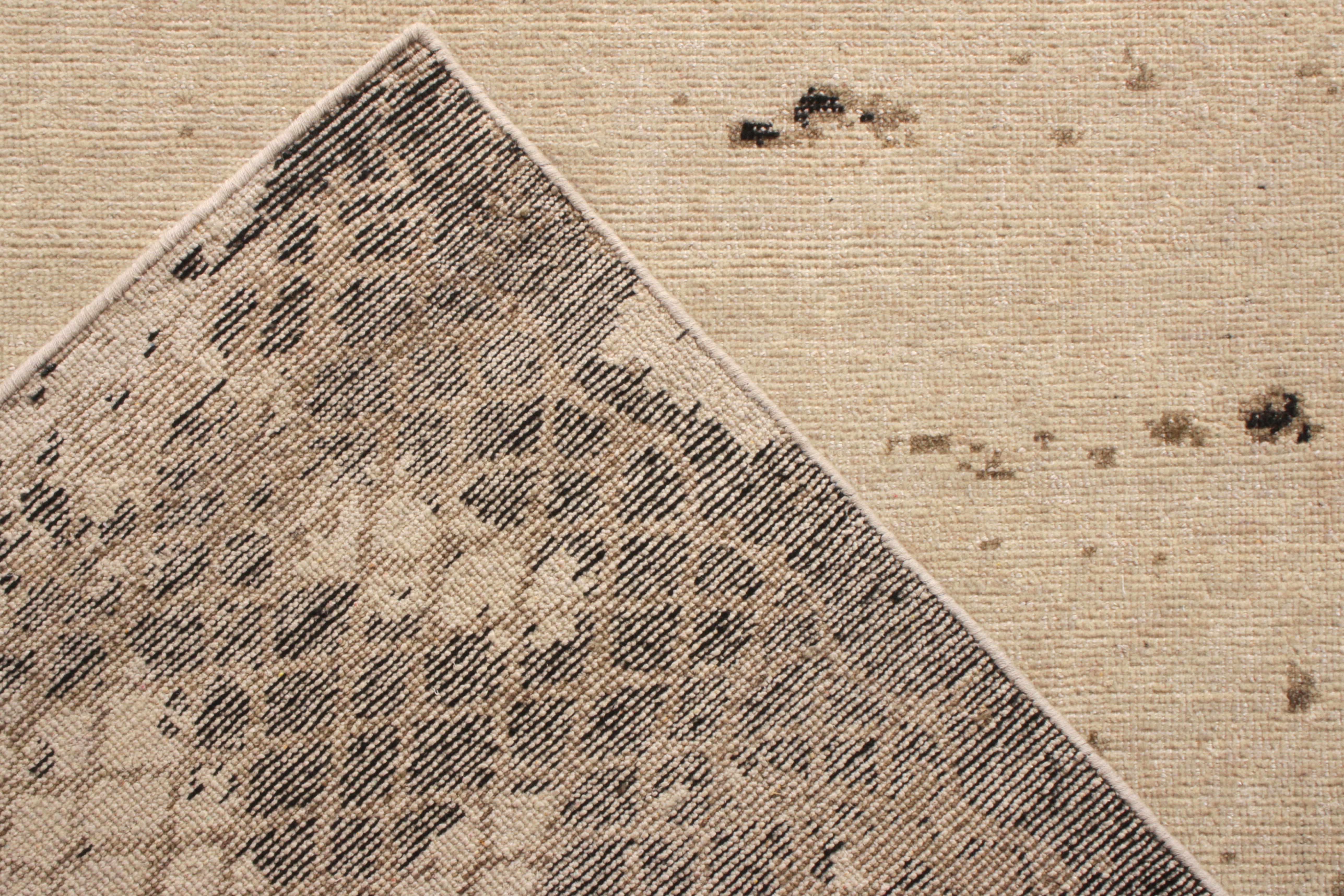 Rug & Kilim's Modern Rug im Distressed-Stil in Beige-Braun mit abstraktem Muster (Handgeknüpft) im Angebot
