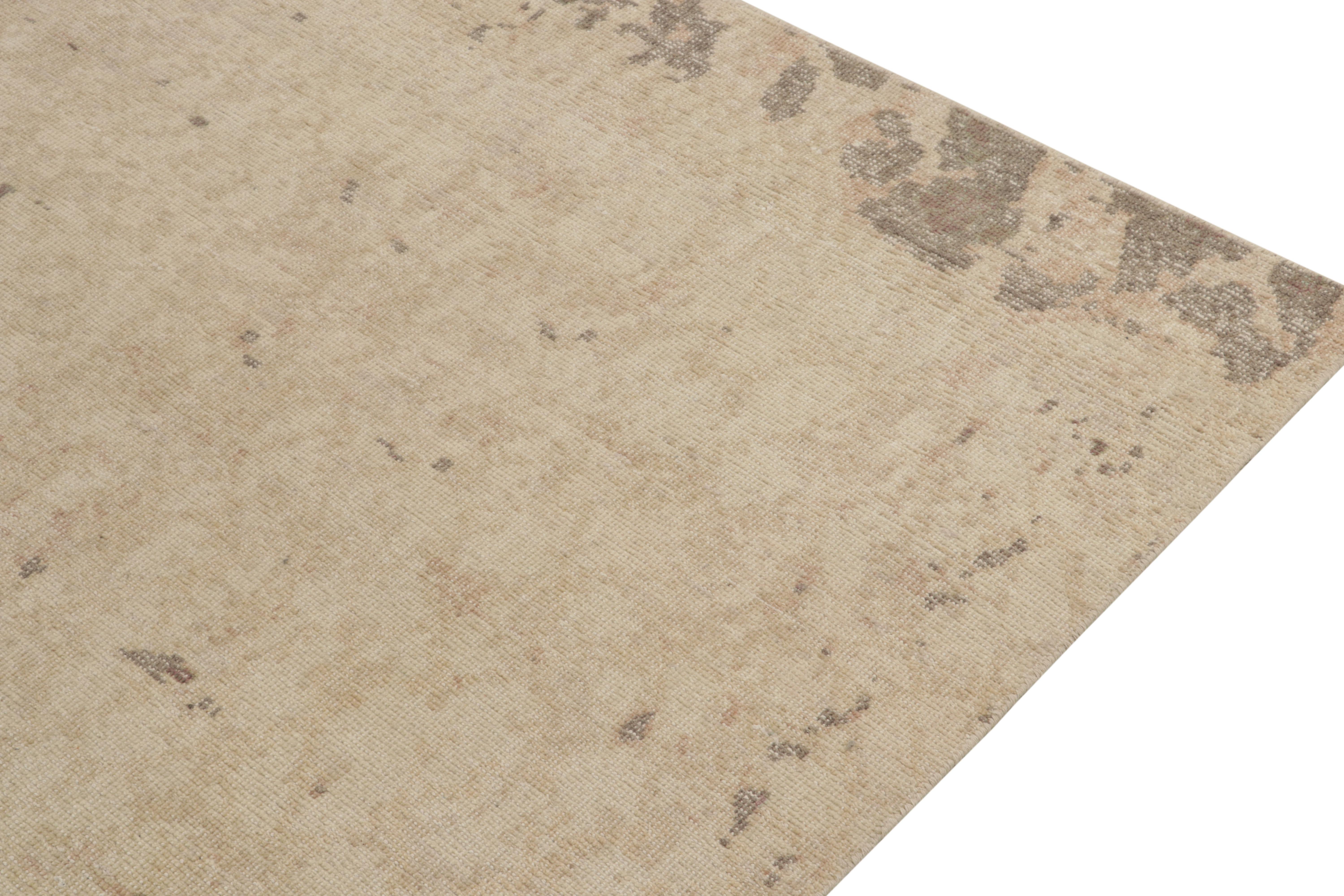 Noué à la main Rug & Kilim's Distressed Style Modern Rug in Beige, Brown Abstract Pattern (tapis moderne de style vieilli en beige, motif abstrait en marron) en vente
