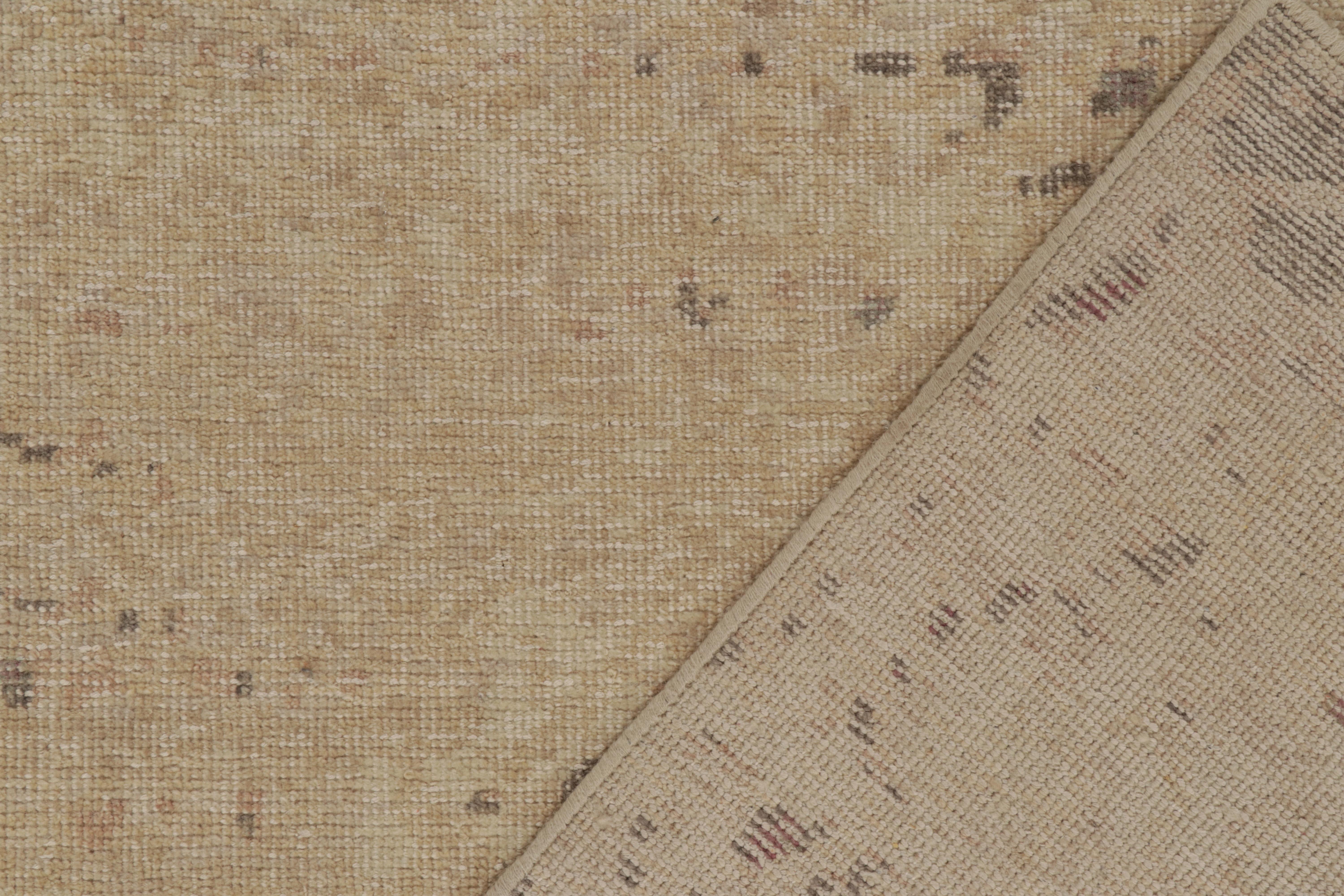 Rug & Kilim's Distressed Style Modern Rug in Beige, Brown Abstract Pattern (tapis moderne de style vieilli en beige, motif abstrait en marron) Neuf - En vente à Long Island City, NY