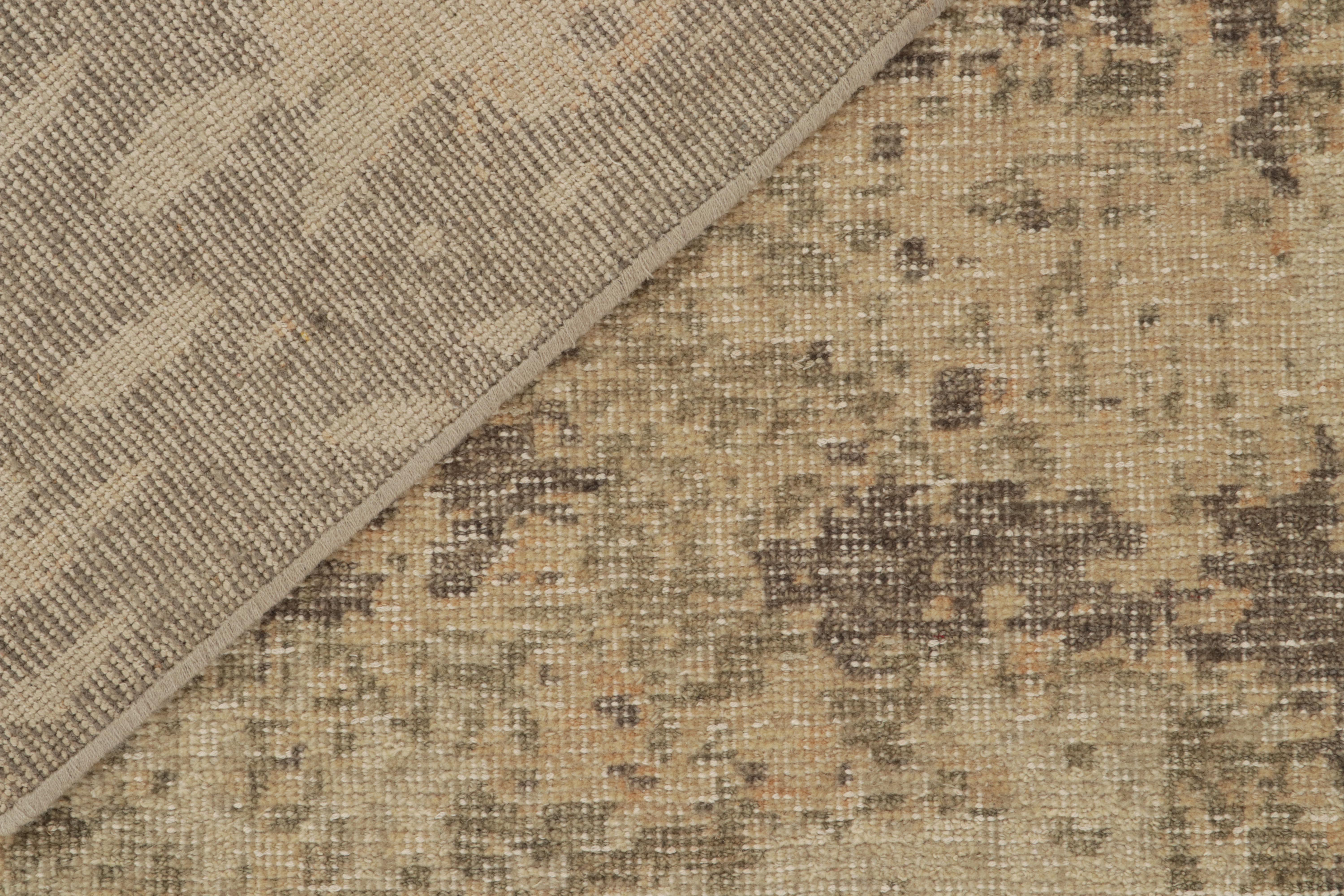 Alfombra moderna de estilo desgastado Rug & Kilim con estampado abstracto beige-marrón en Nuevo estado para la venta en Long Island City, NY