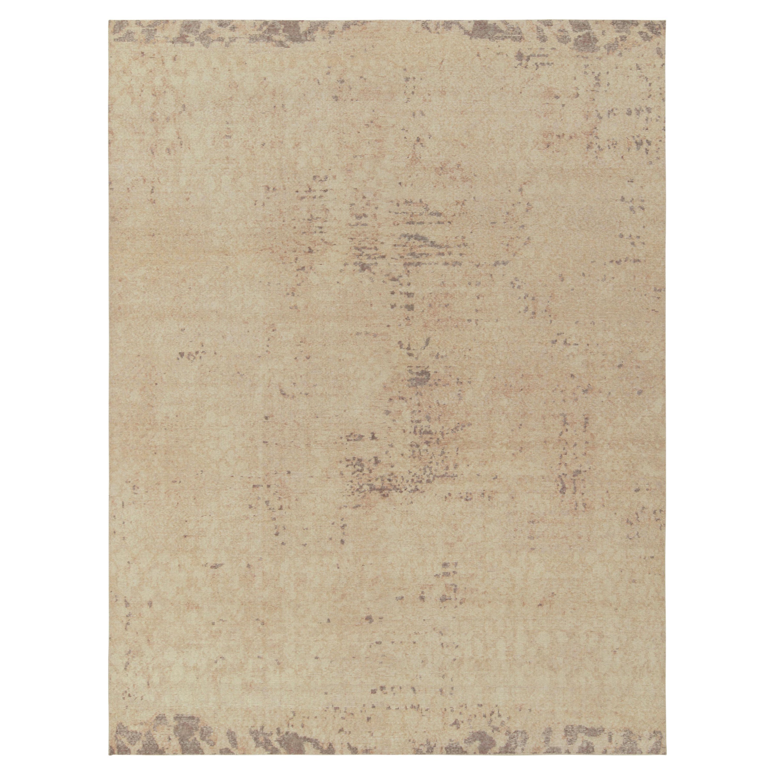 Alfombra moderna de estilo desgastado de Rug & Kilim en beige y marrón con dibujo abstracto