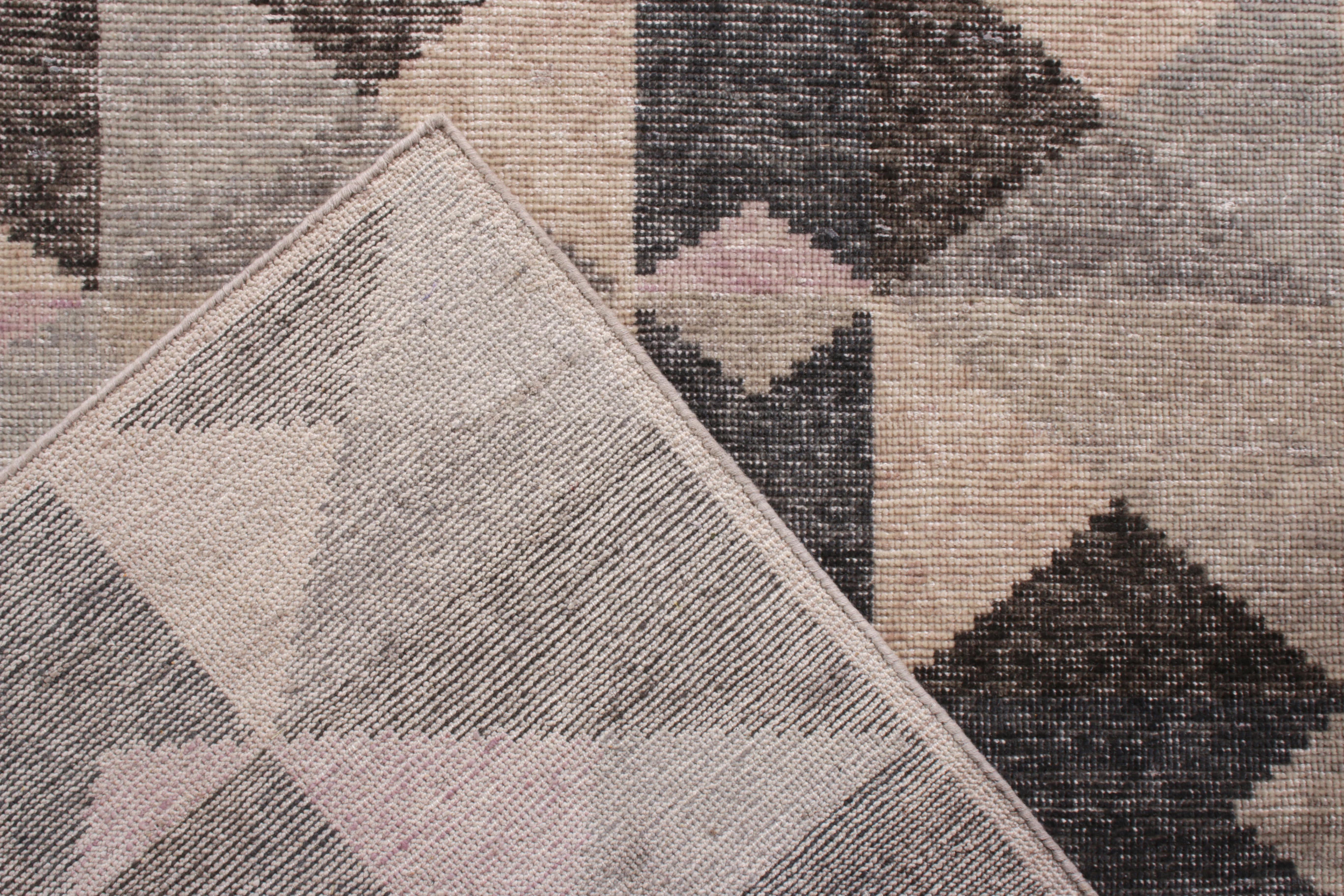 Rug & Kilim’s Distressed Style Modern Rug in Beige Brown Geometric Pattern In New Condition In Long Island City, NY