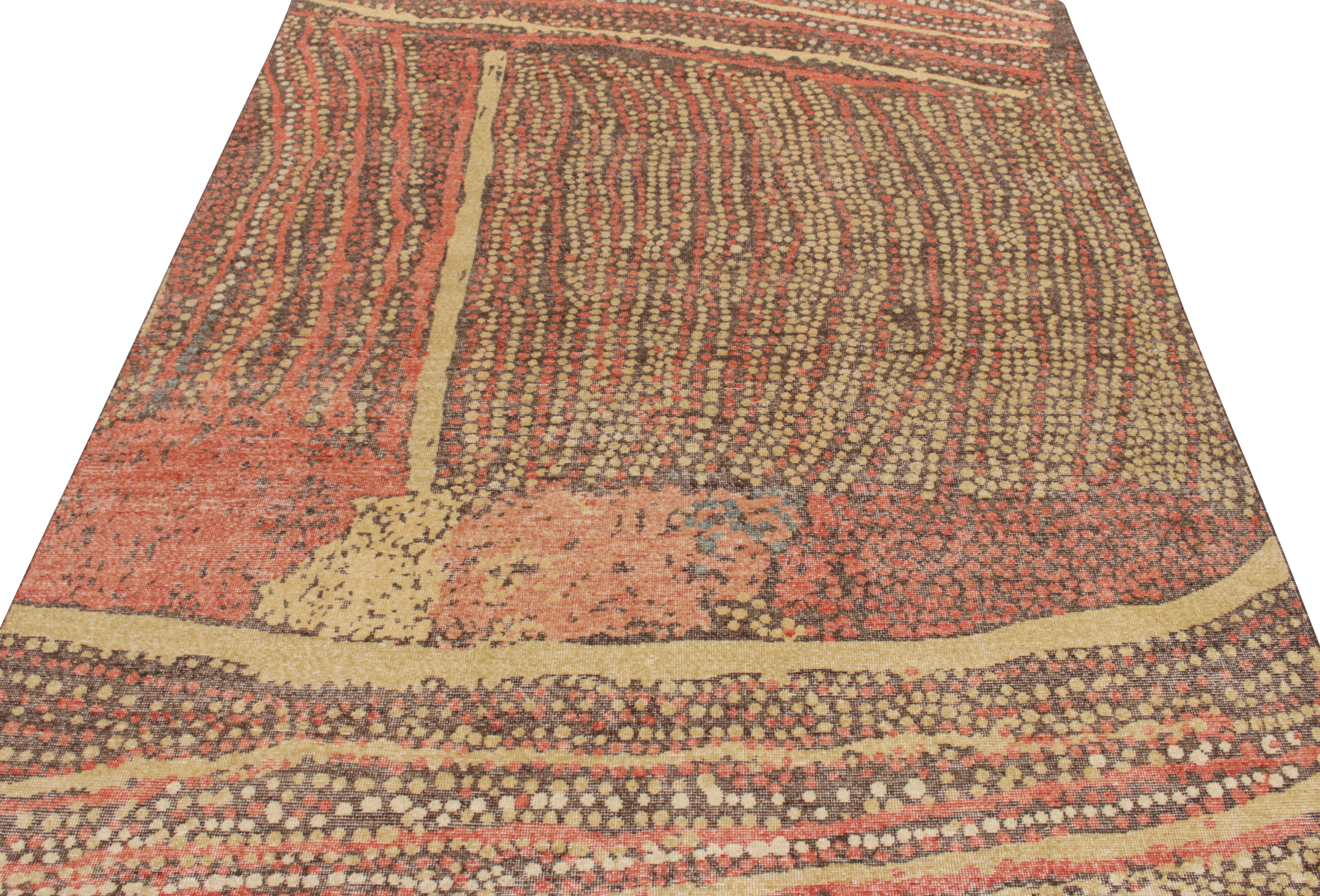 De la colección Dots de Rug & Kilim, un estilo envejecido de 8x10 que emana un estilo shabby chic que acompaña armoniosamente a una visión abstracta en puntos dorados y bermellones sobre un fondo marrón oscuro para una acogedora toma de este estilo.
