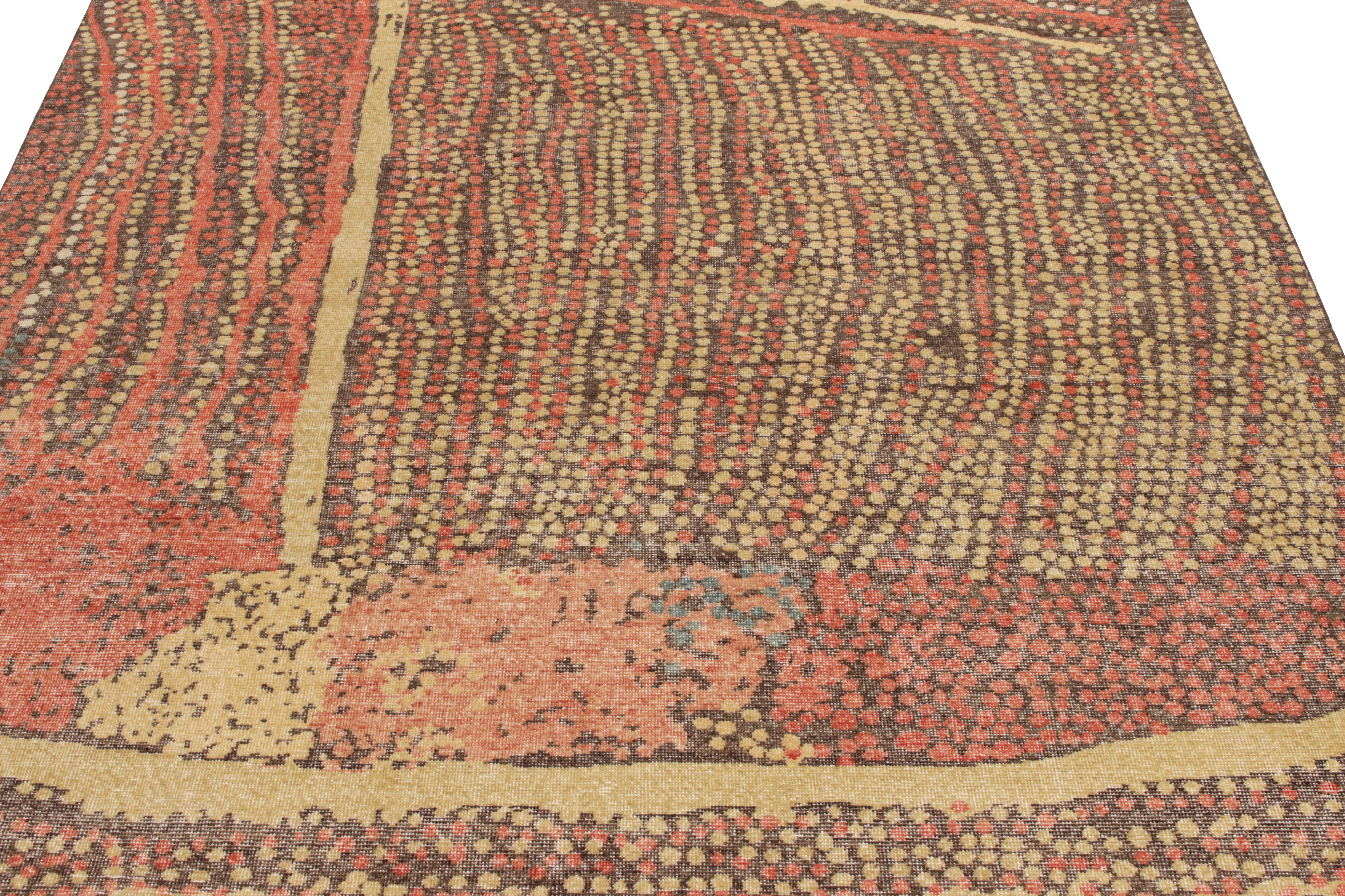 Alfombra moderna de estilo desgastado Rug & Kilim de color beige-marrón y dibujo abstracto rojo Indio en venta