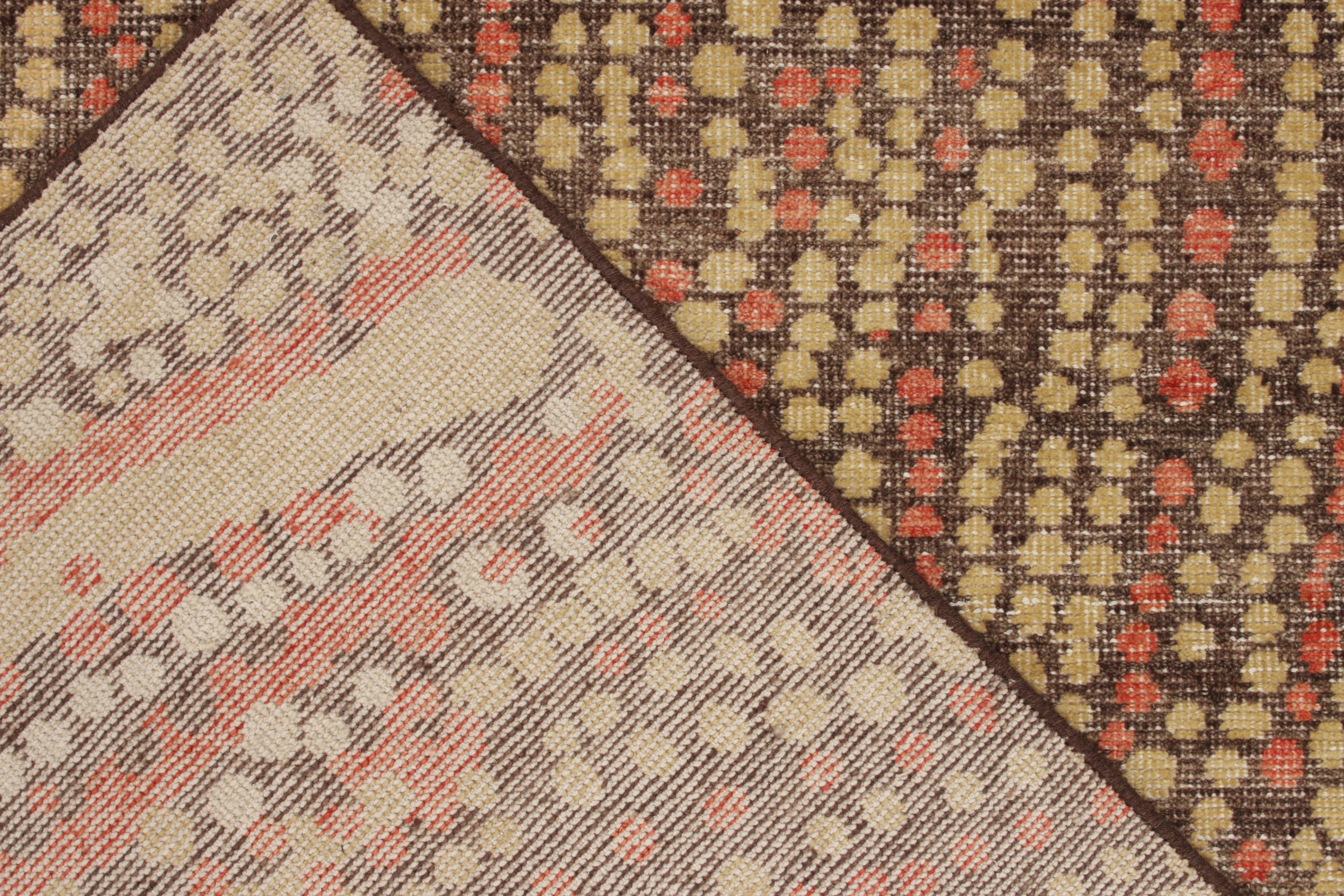 Alfombra moderna de estilo desgastado Rug & Kilim de color beige-marrón y dibujo abstracto rojo Anudado a mano en venta