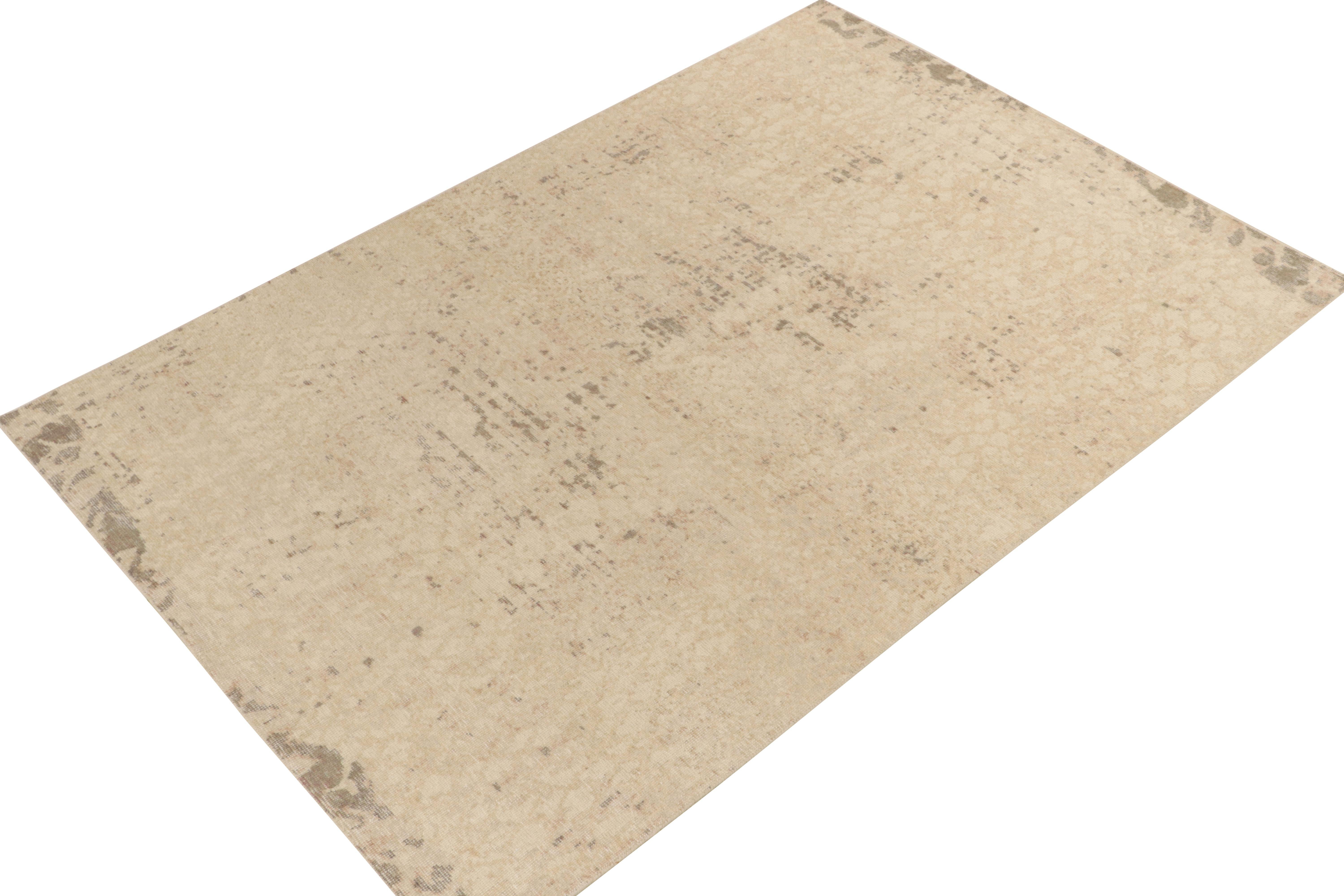Moderne Rug & Kilim's Distressed Style Modern Rug in Beige, Gray Abstract Pattern (tapis moderne de style vieilli en beige, motif abstrait en gris) en vente
