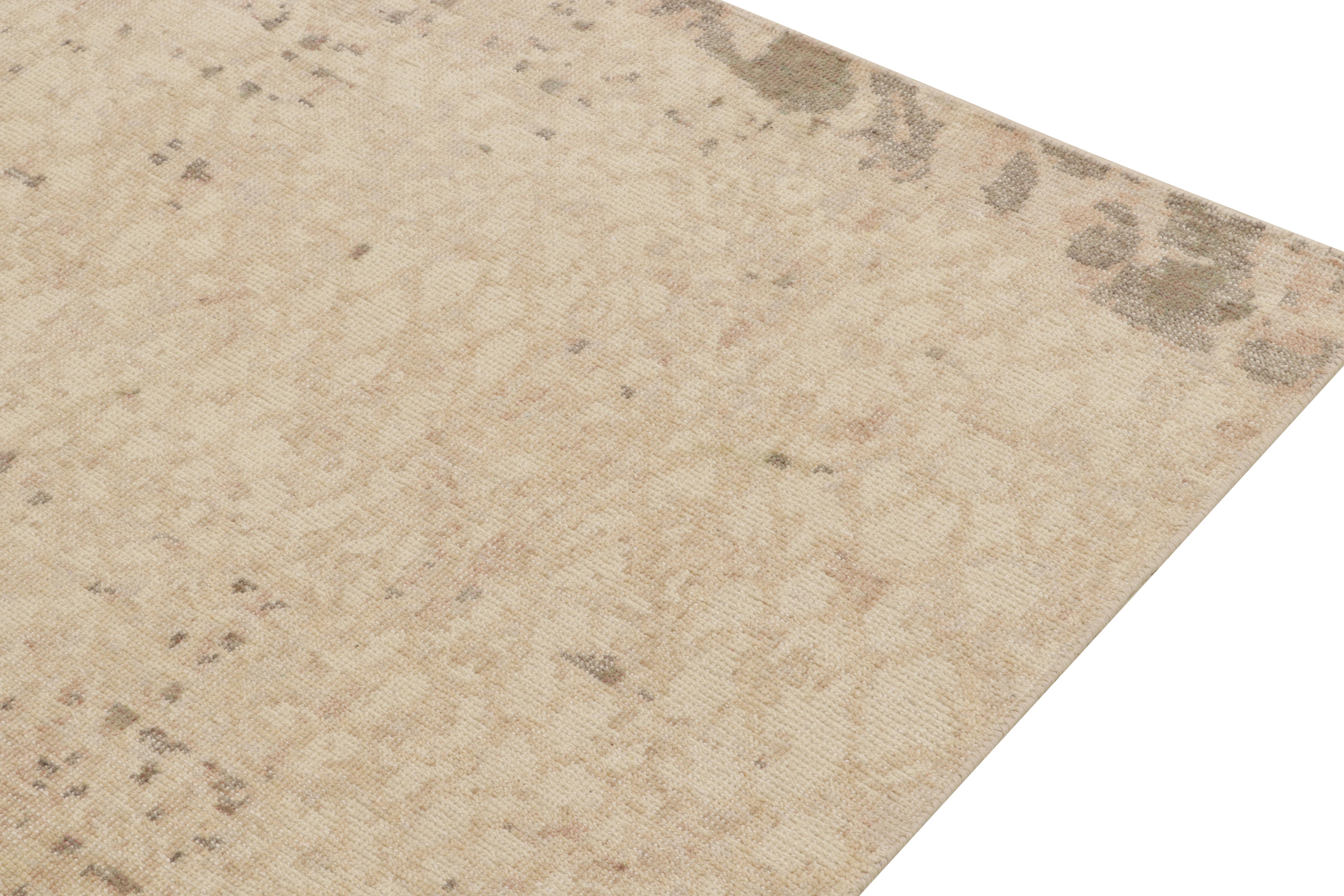 Noué à la main Rug & Kilim's Distressed Style Modern Rug in Beige, Gray Abstract Pattern (tapis moderne de style vieilli en beige, motif abstrait en gris) en vente