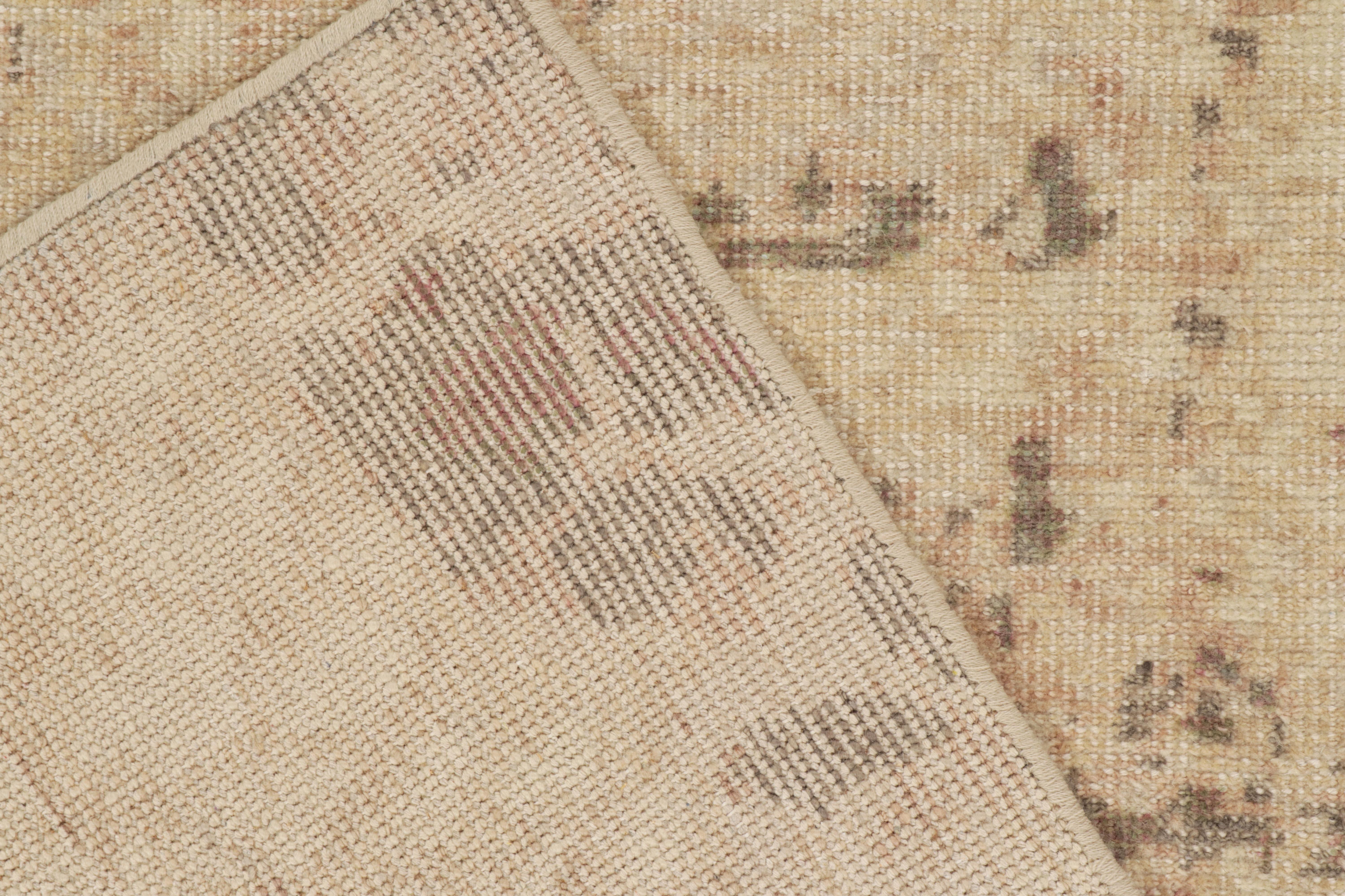 Rug & Kilim's Distressed Style Modern Rug in Beige, Gray Abstract Pattern (tapis moderne de style vieilli en beige, motif abstrait en gris) Neuf - En vente à Long Island City, NY
