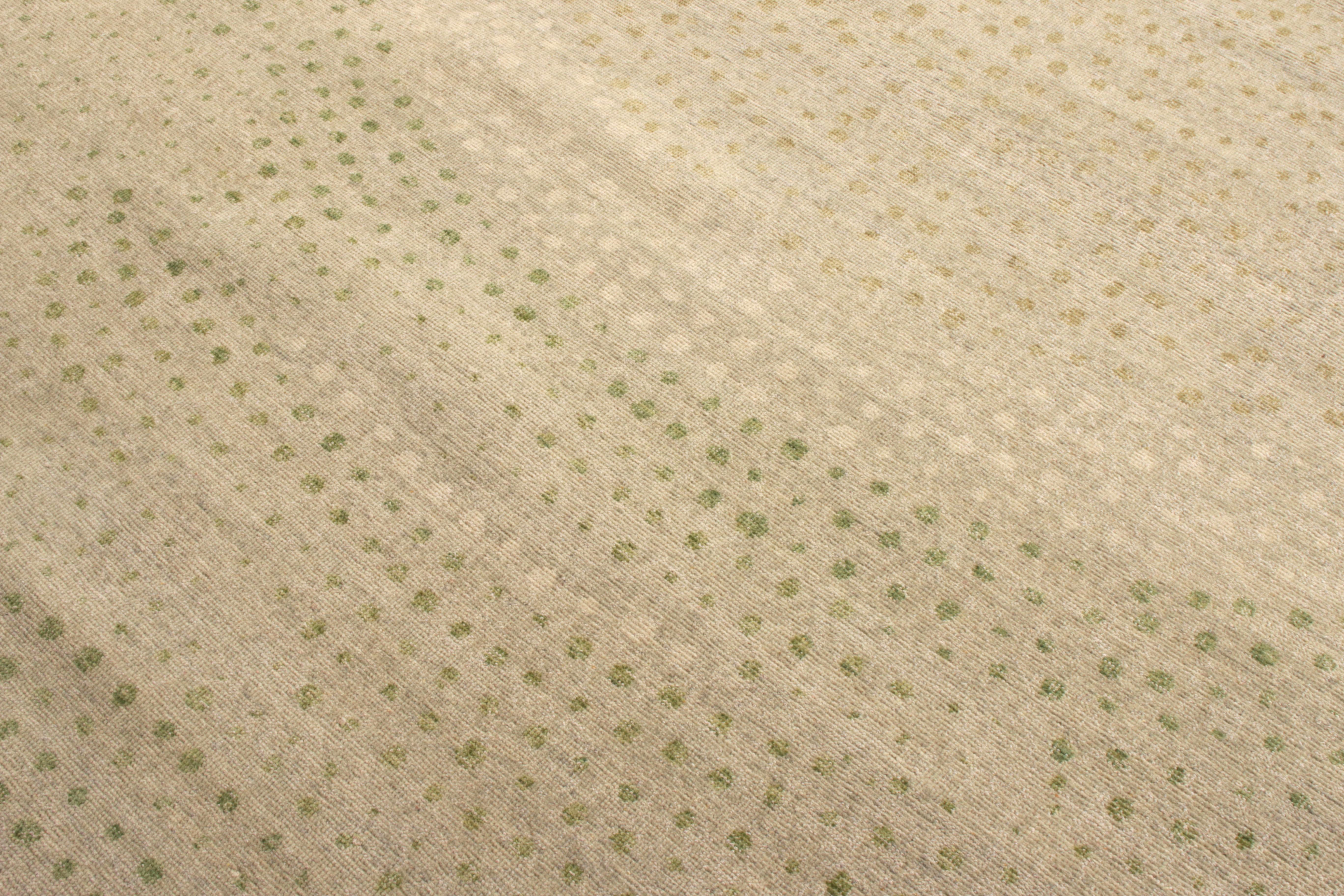 Moderner Teppich im Distressed-Stil von Teppich & Kilims in Beige mit grünen Punktenmuster (Indisch) im Angebot