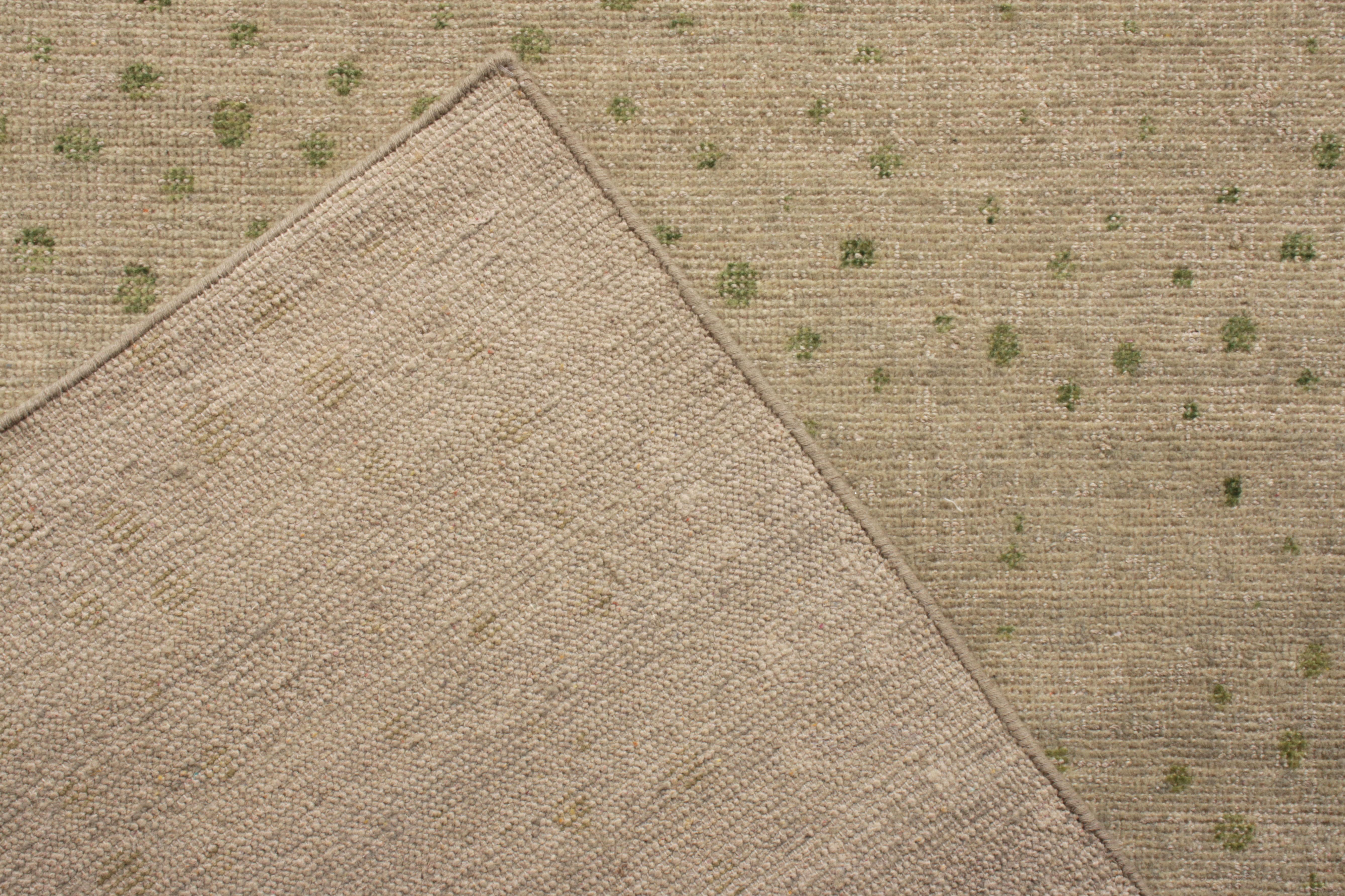 Moderner Teppich im Distressed-Stil von Teppich & Kilims in Beige mit grünen Punktenmuster (Handgeknüpft) im Angebot