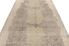 Rug & Kilim è un tappeto moderno in stile degradato con motivi astratti beige e grigi.