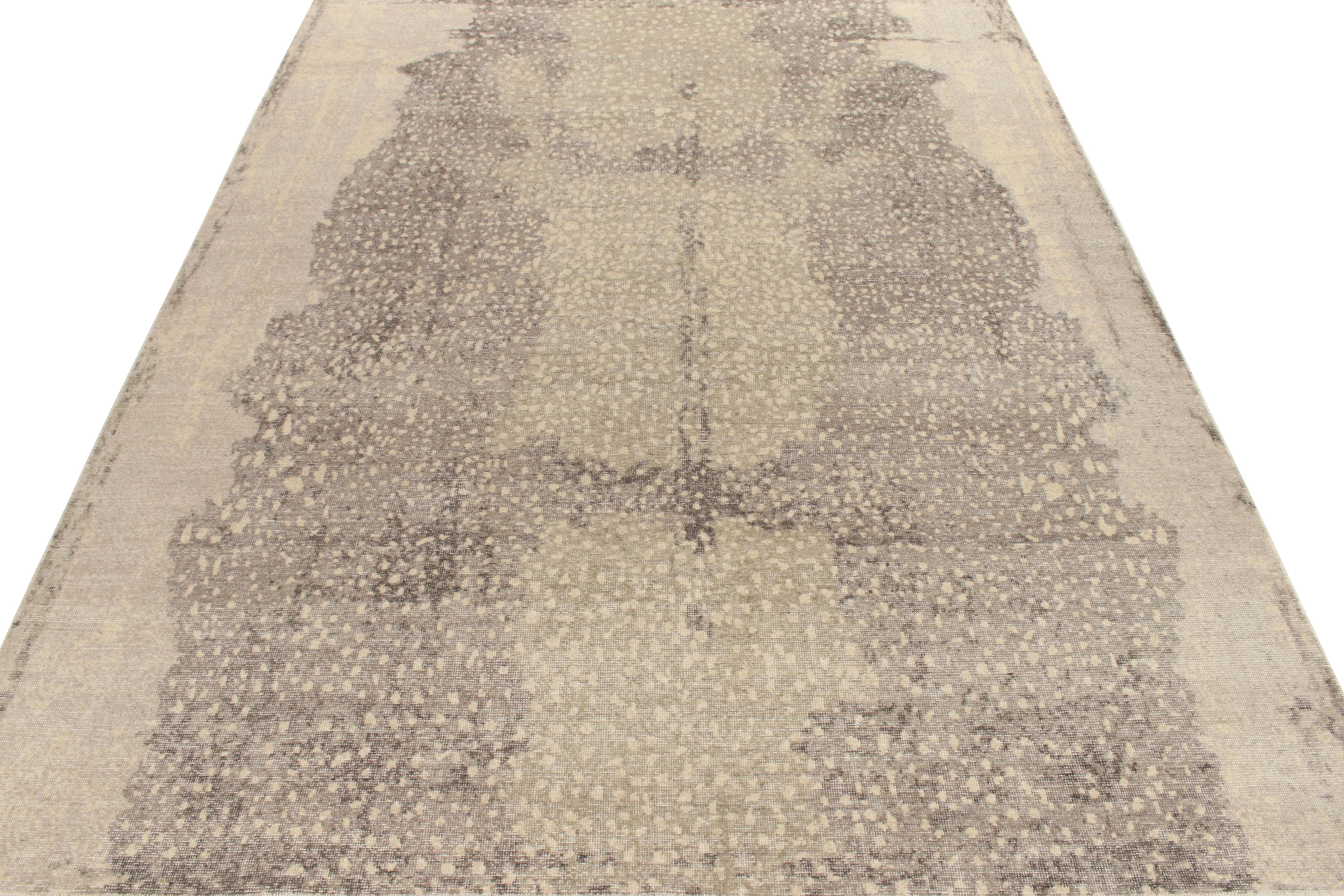 Noué à la main en laine, ce tapis contemporain 9x12 de notre collection Homage présente un motif abstrait provocant dans des tons beige-gris jouant sur le positif et le négatif pour une interprétation raffinée du style en détresse et un attrait