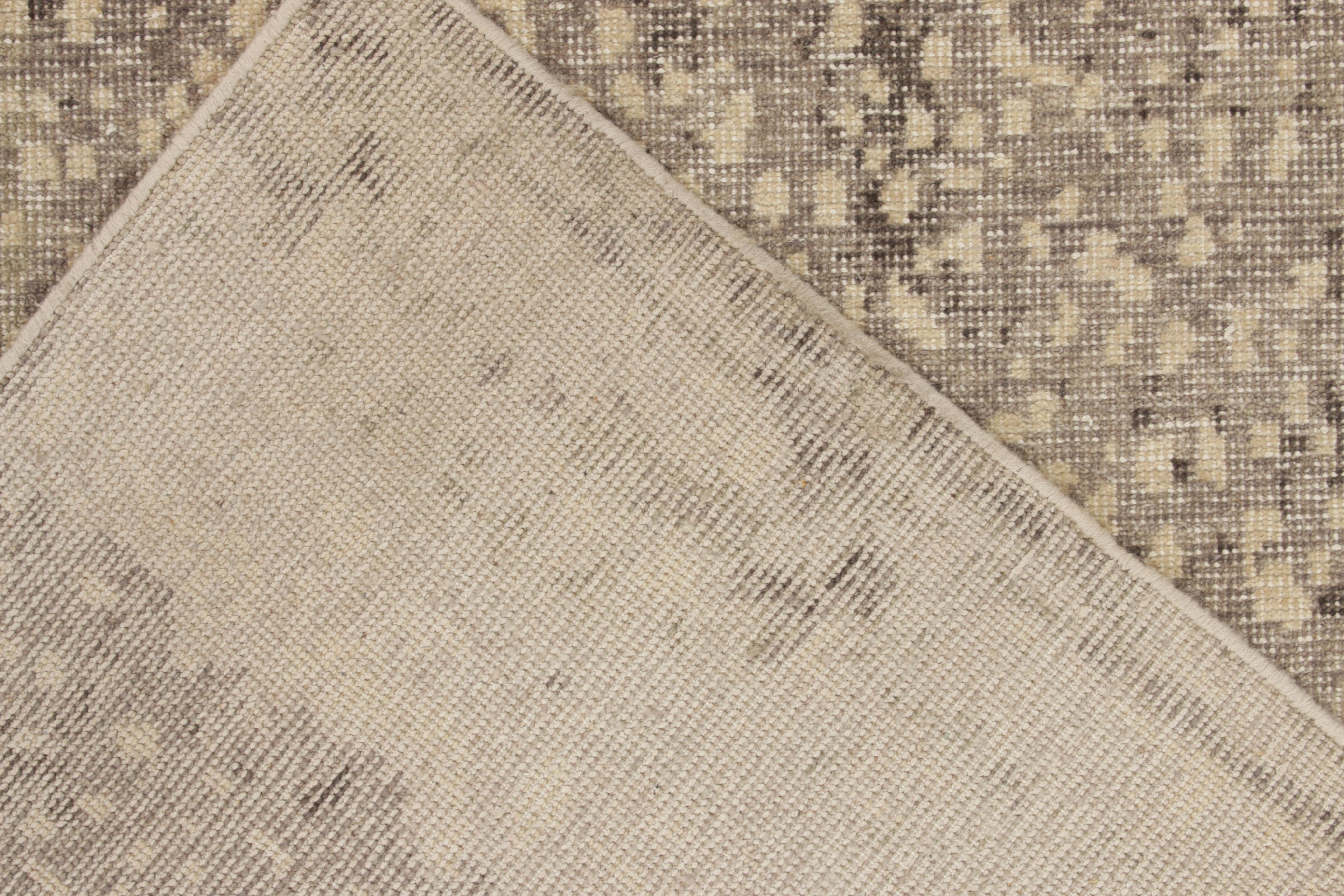 Rug & Kilim's Moderner Teppich im Distressed-Stil in Beige, Grau Abstraktes Muster im Zustand „Neu“ im Angebot in Long Island City, NY