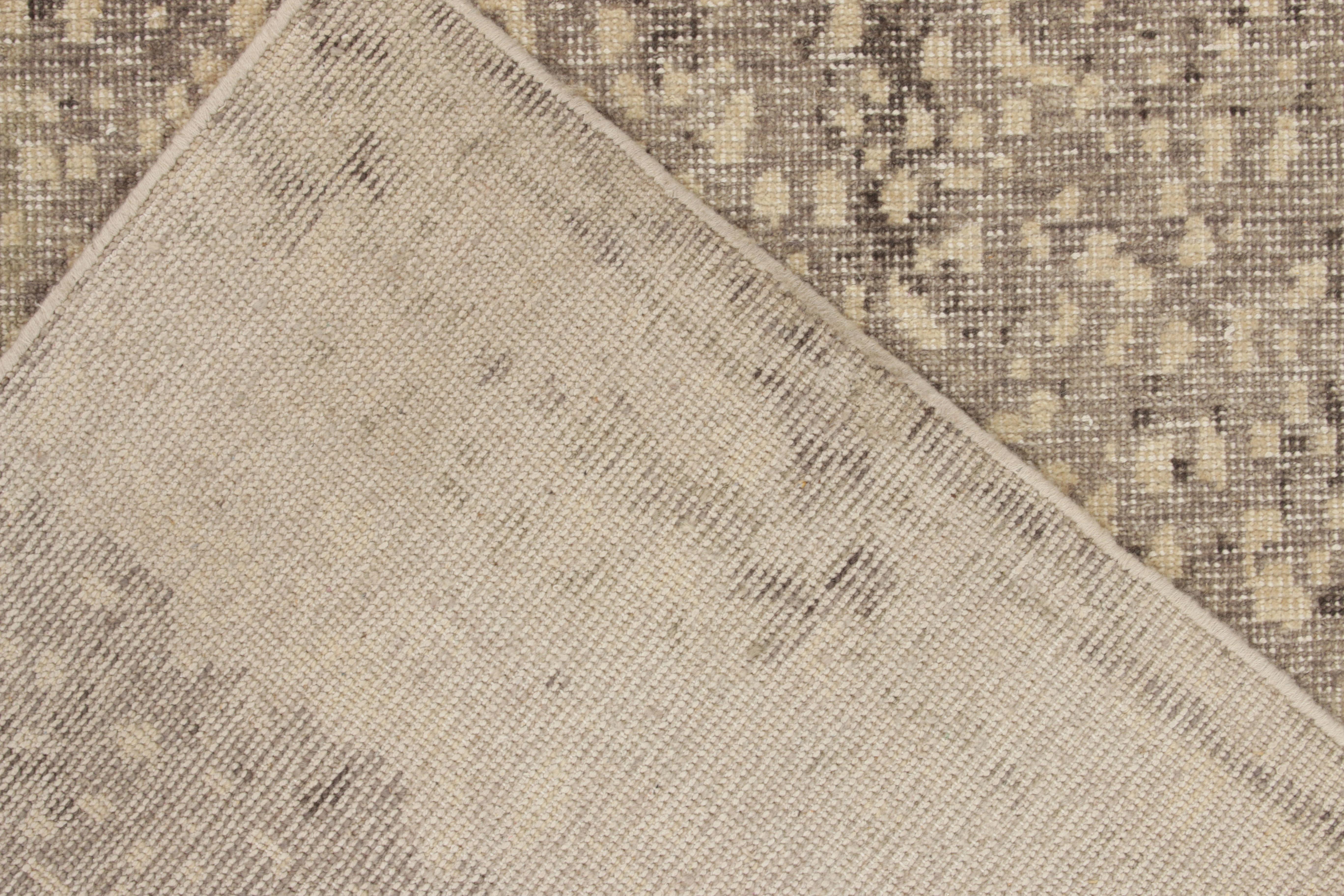 Tapis Rug & Kilim's Distressed style Modernity en beige, gris motif abstrait Neuf - En vente à Long Island City, NY