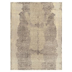 Rug & Kilim è un tappeto moderno in stile Distressed con motivi astratti beige e grigi.