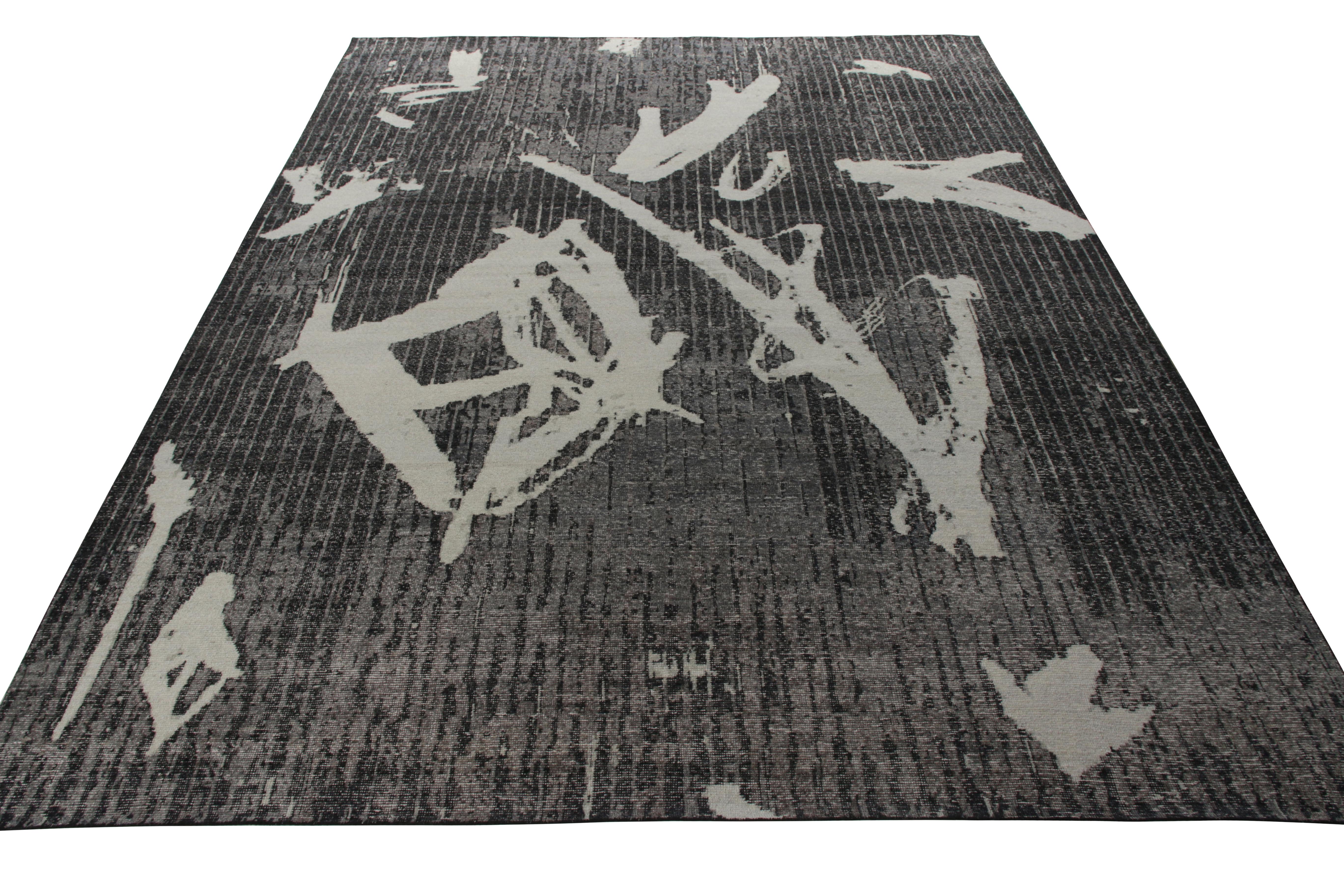 Ein handgeknüpfter Teppich im Format 10x14, der die Verschmelzung eines modernen geometrischen Musters mit dem Distressed-Stil genießt und zur Homage Collection von Rug & Kilim gehört. Der Teppich ist im Shabby-Chic-Stil in hellen und dunklen