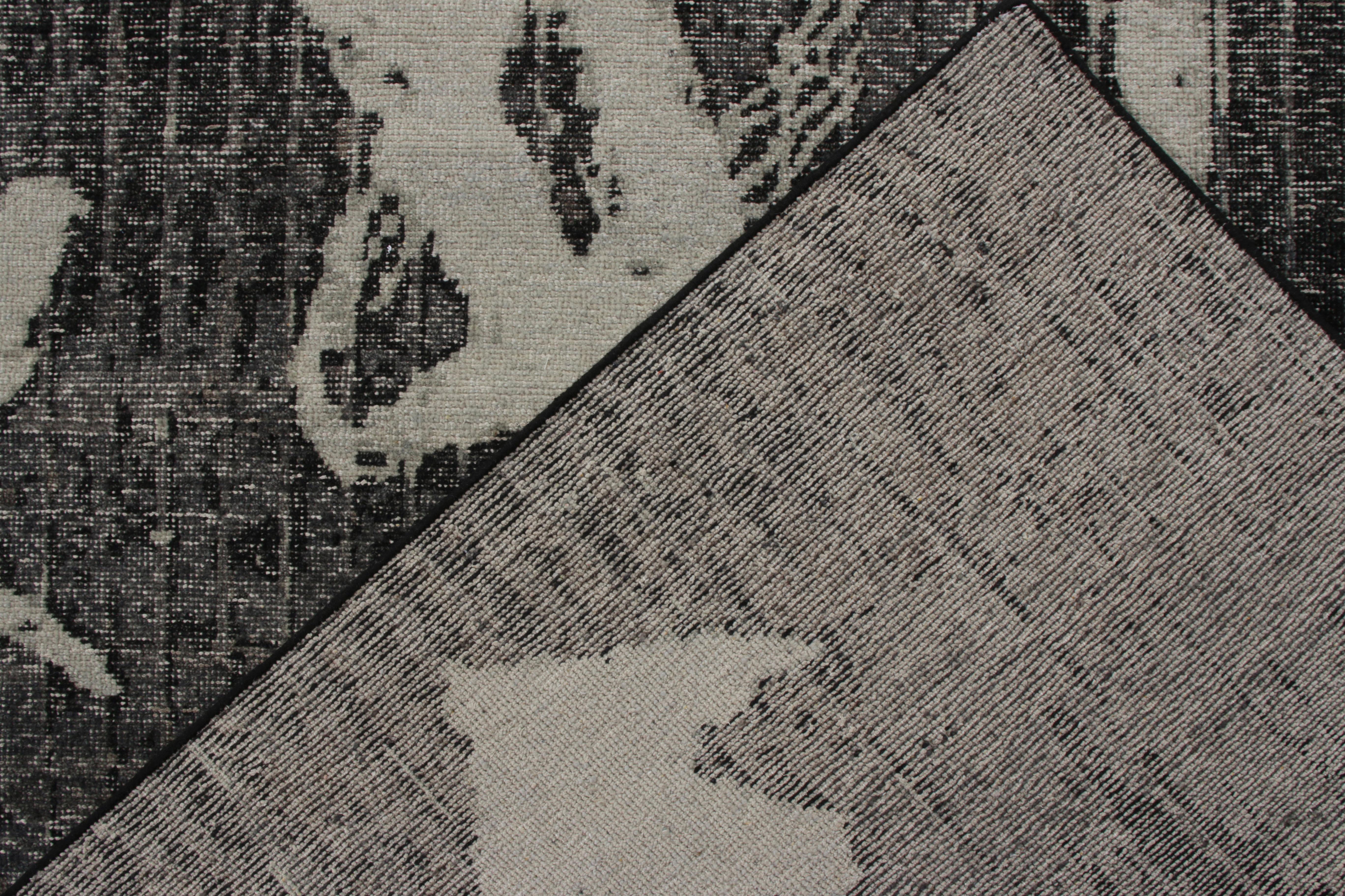 Rug & Kilim's Modern Rug im Distressed-Stil in Schwarz, Grau Geometrisches Muster (Handgeknüpft) im Angebot