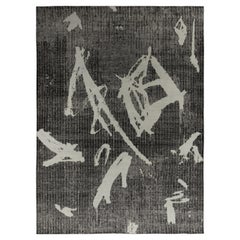 Rug & Kilim's Distressed Style Modern Rug in Black, Gray Geometric Pattern (tapis moderne de style vieilli en noir et motif géométrique gris)